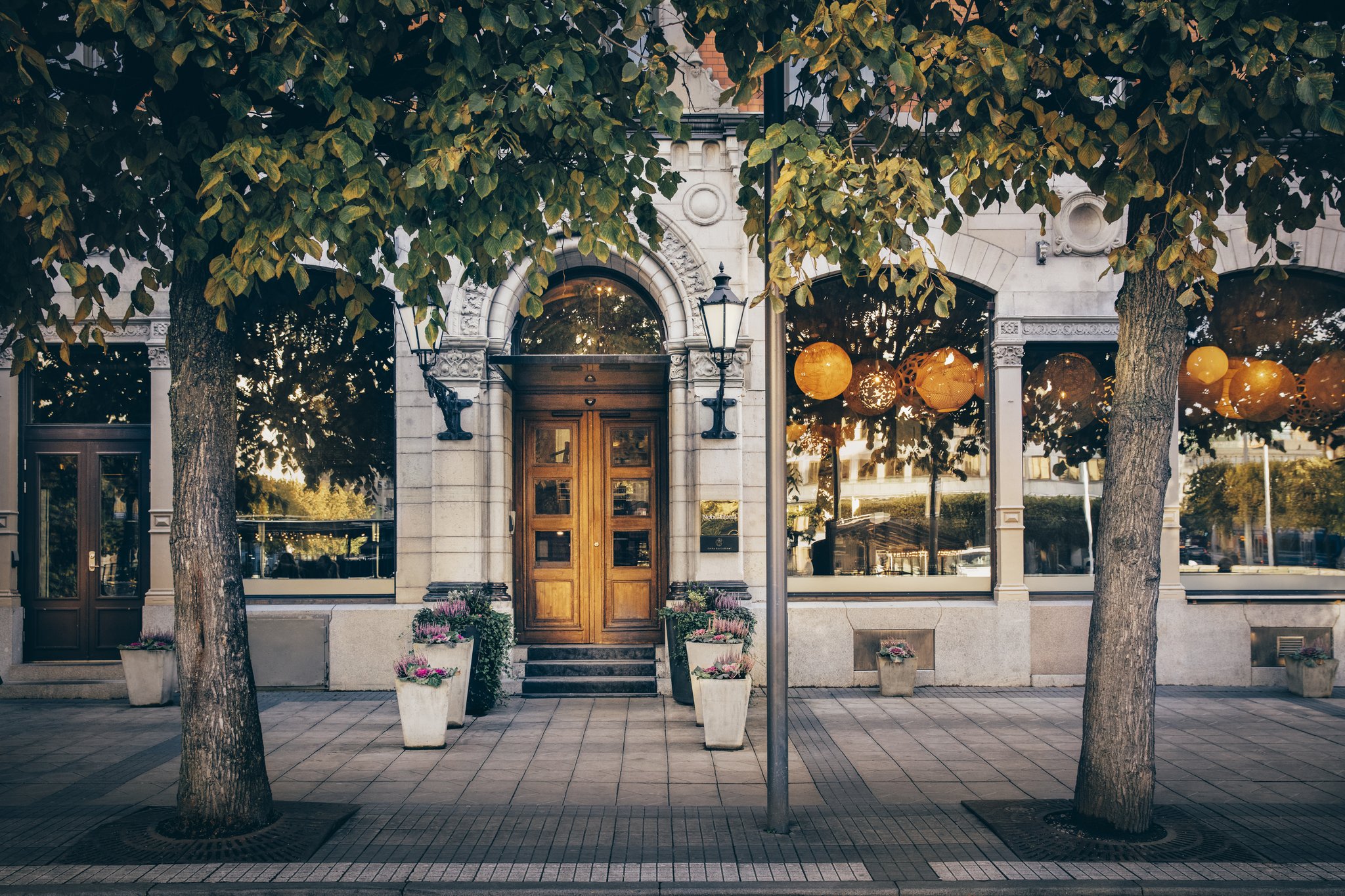 09 hotel entrance s