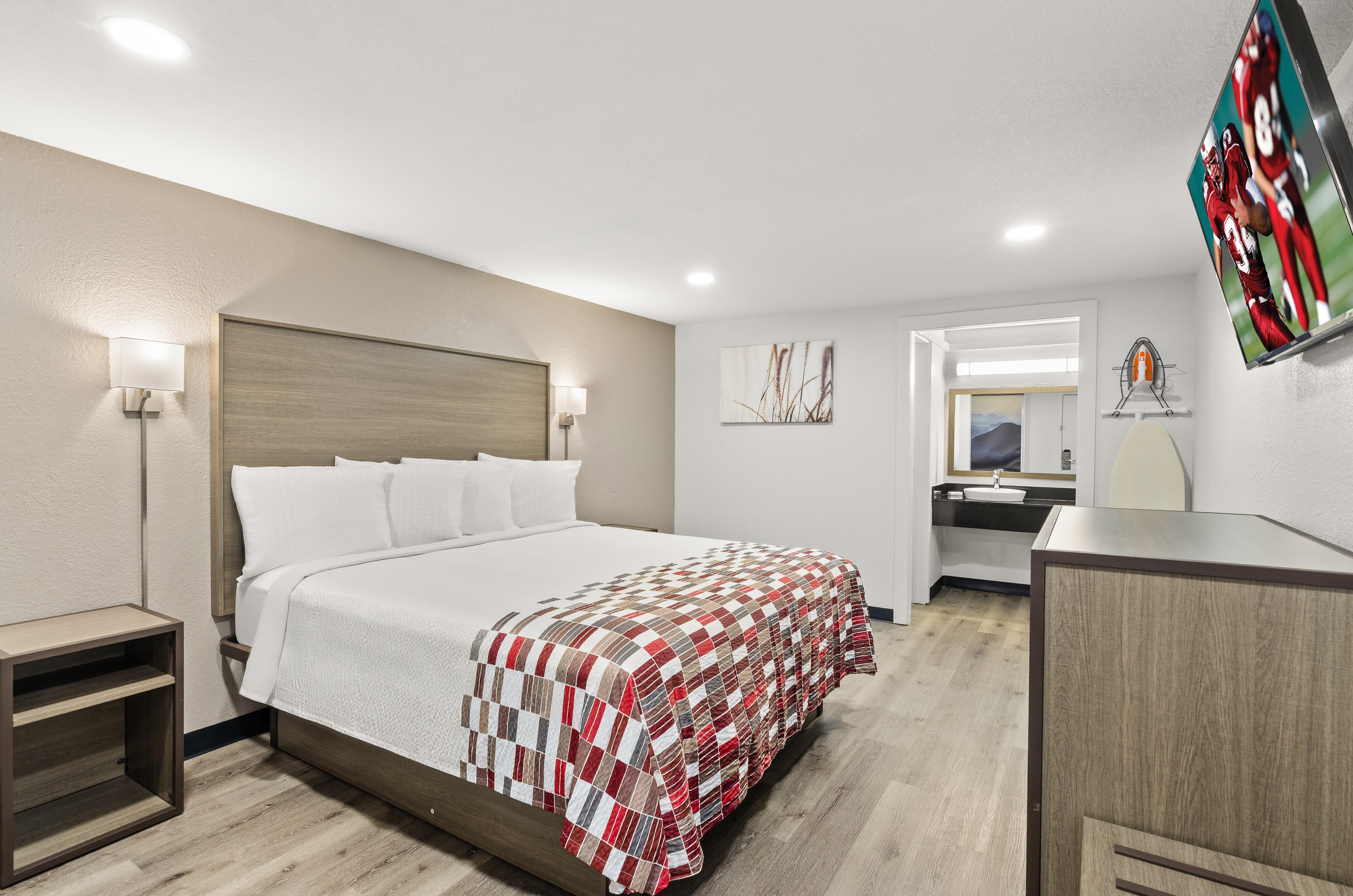 RED ROOF WYTHEVILLE-guestroom-RRI NS Superior King Micro PRO Approved NPKM.jpg
