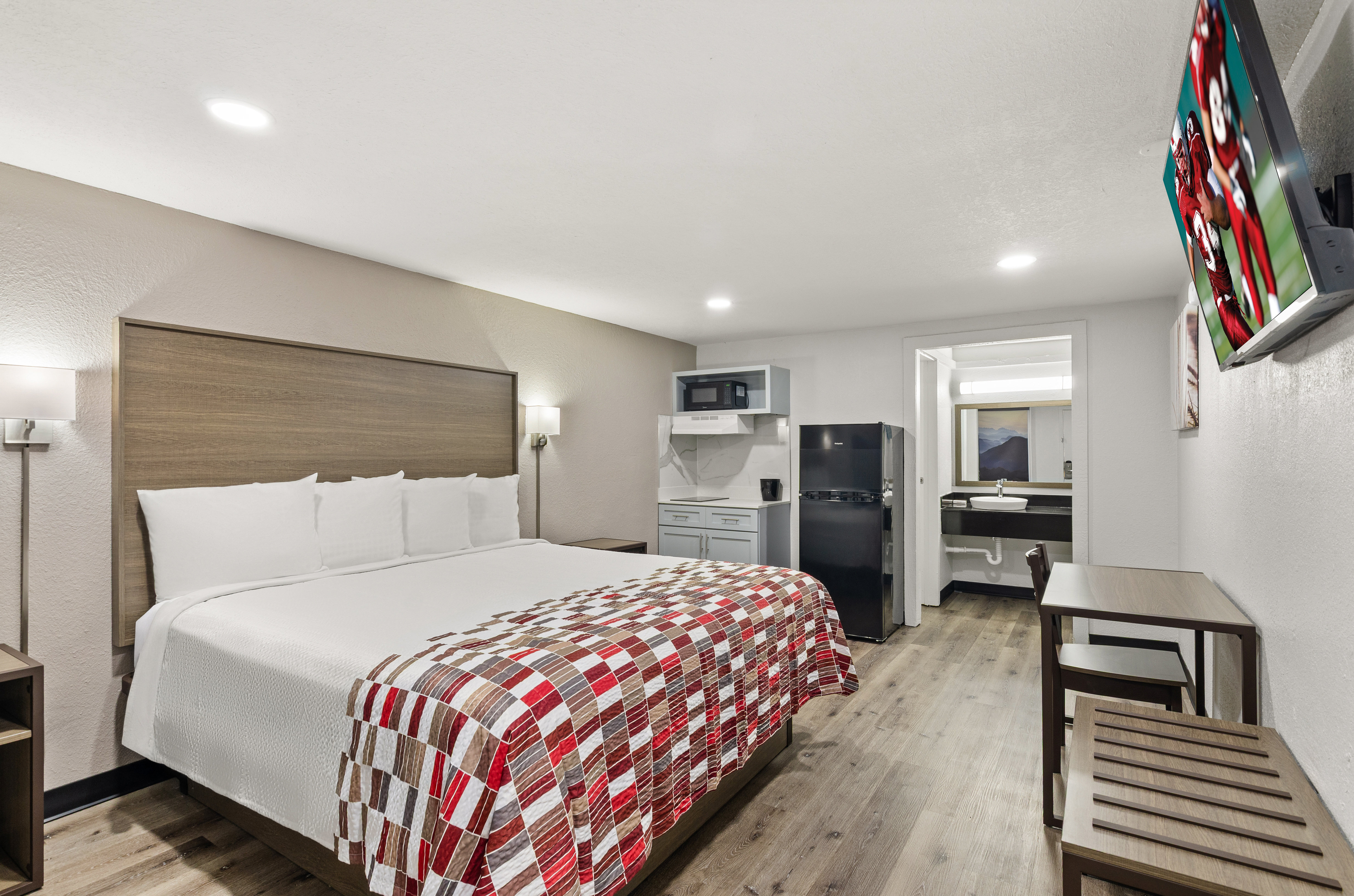 RED ROOF WYTHEVILLE-guestroom-RRI NS Deluxe King Kitchen PRO Approved NDKK.jpg