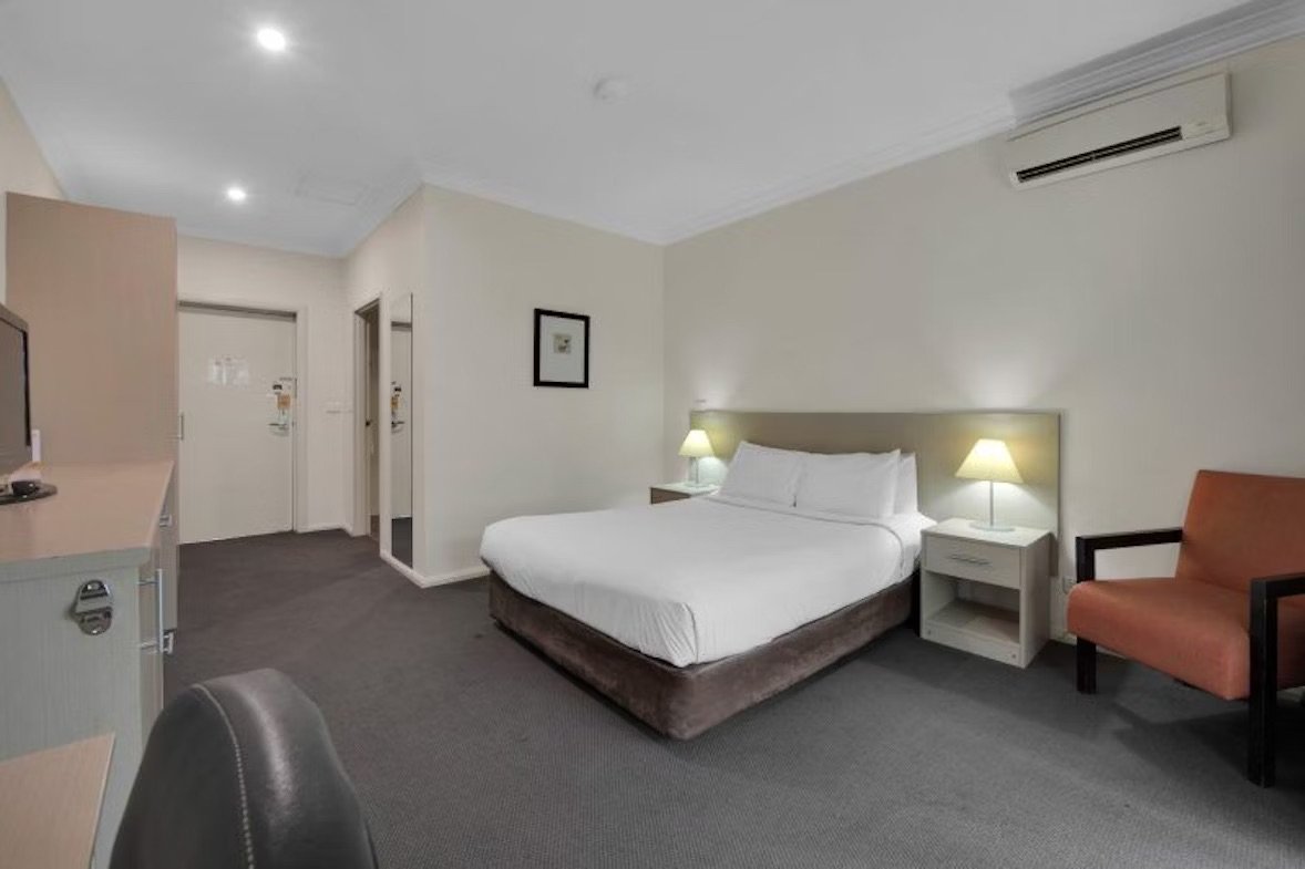Hunter Gateway Motel-guestroom-Deluxe Queen Room.jpg