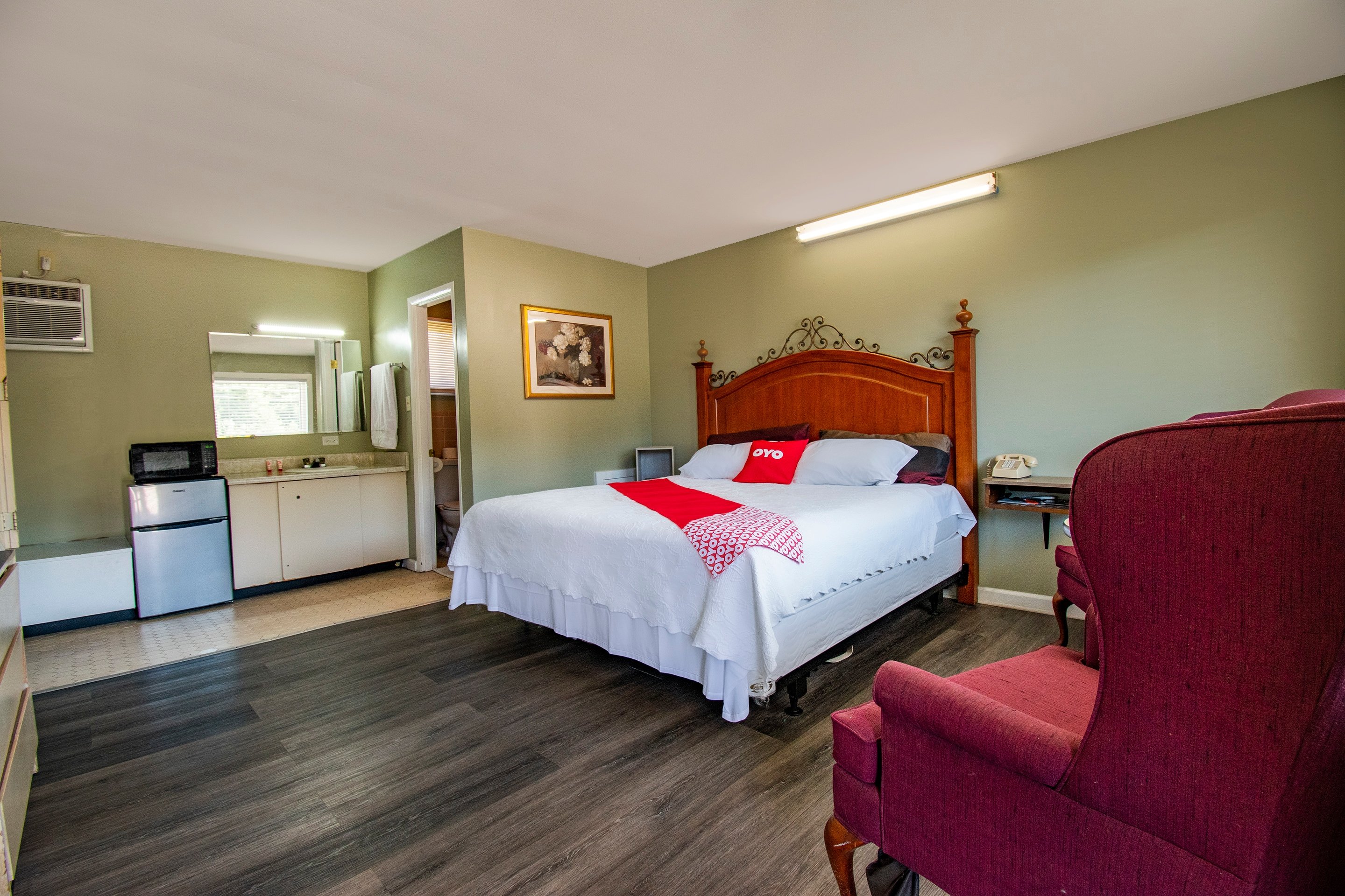 OYO HOTEL CALHOUN. GA I-75-guestroom-Room.jpg