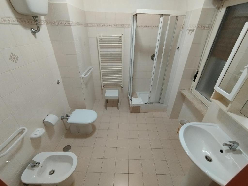 APULIA HOTEL B&B - ROME-guestroom-Bathroom.jpg
