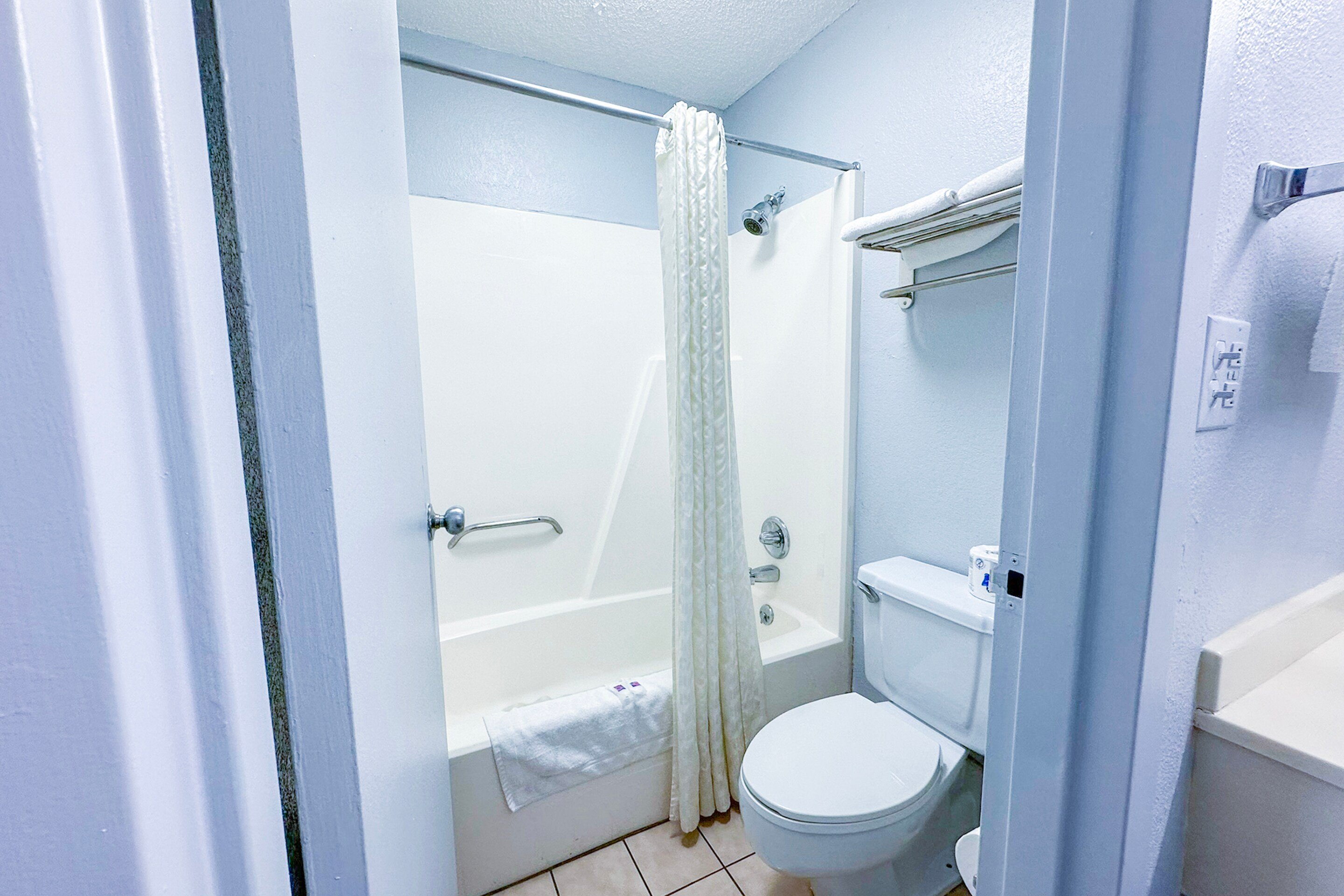 DREAMLAND INNMADISONVILLE I-69-guestroom-Washroom.jpg