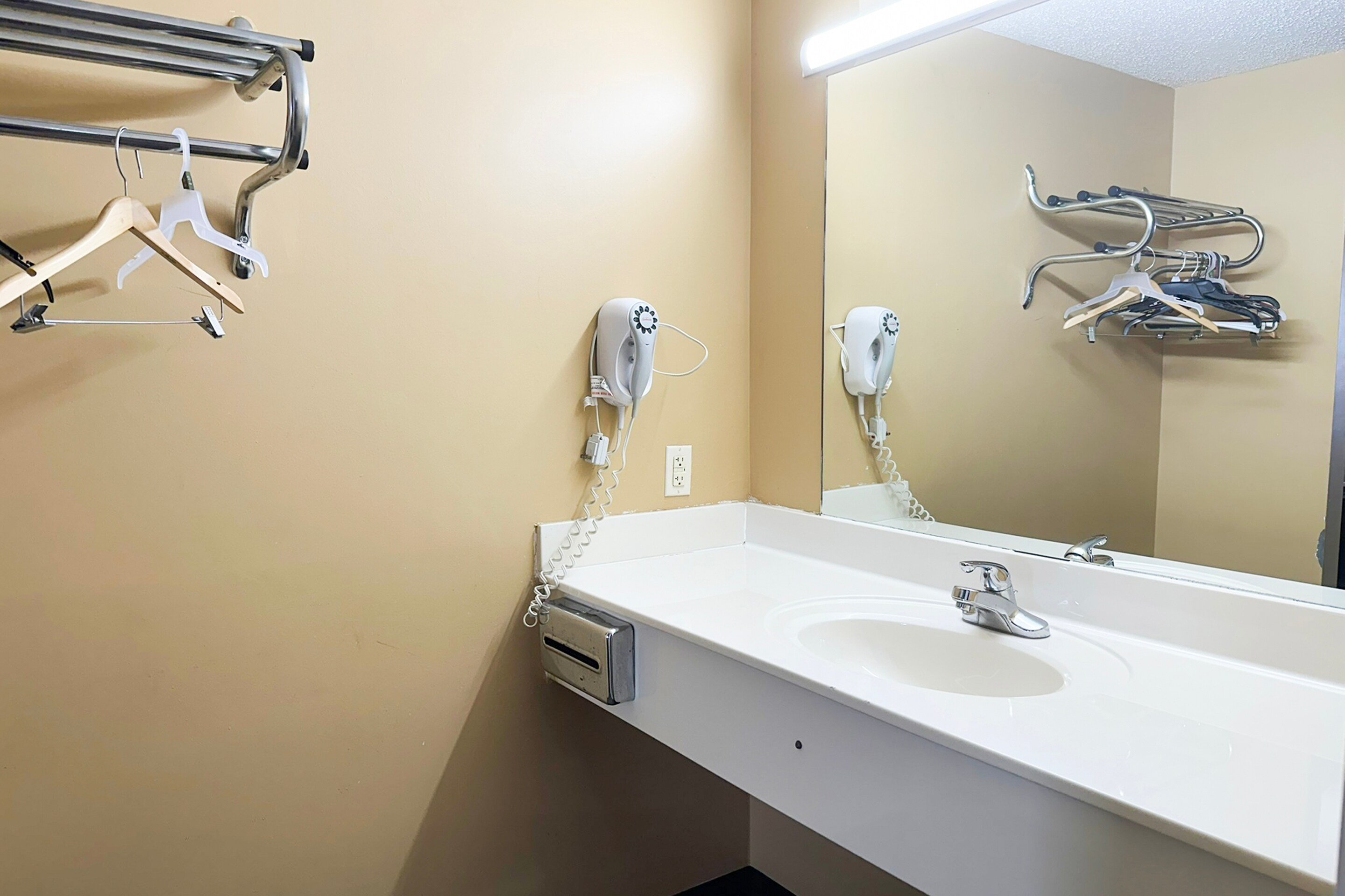 GARDEN INN   SUITES-guestroom-Washroom.jpg