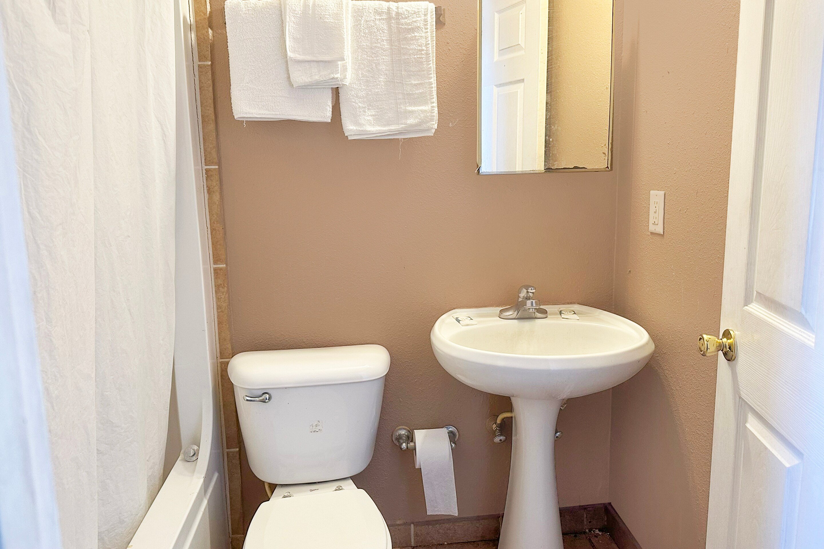 SPARTA SEVEN MOTEL BY OYO-guestroom-Washroom.jpg