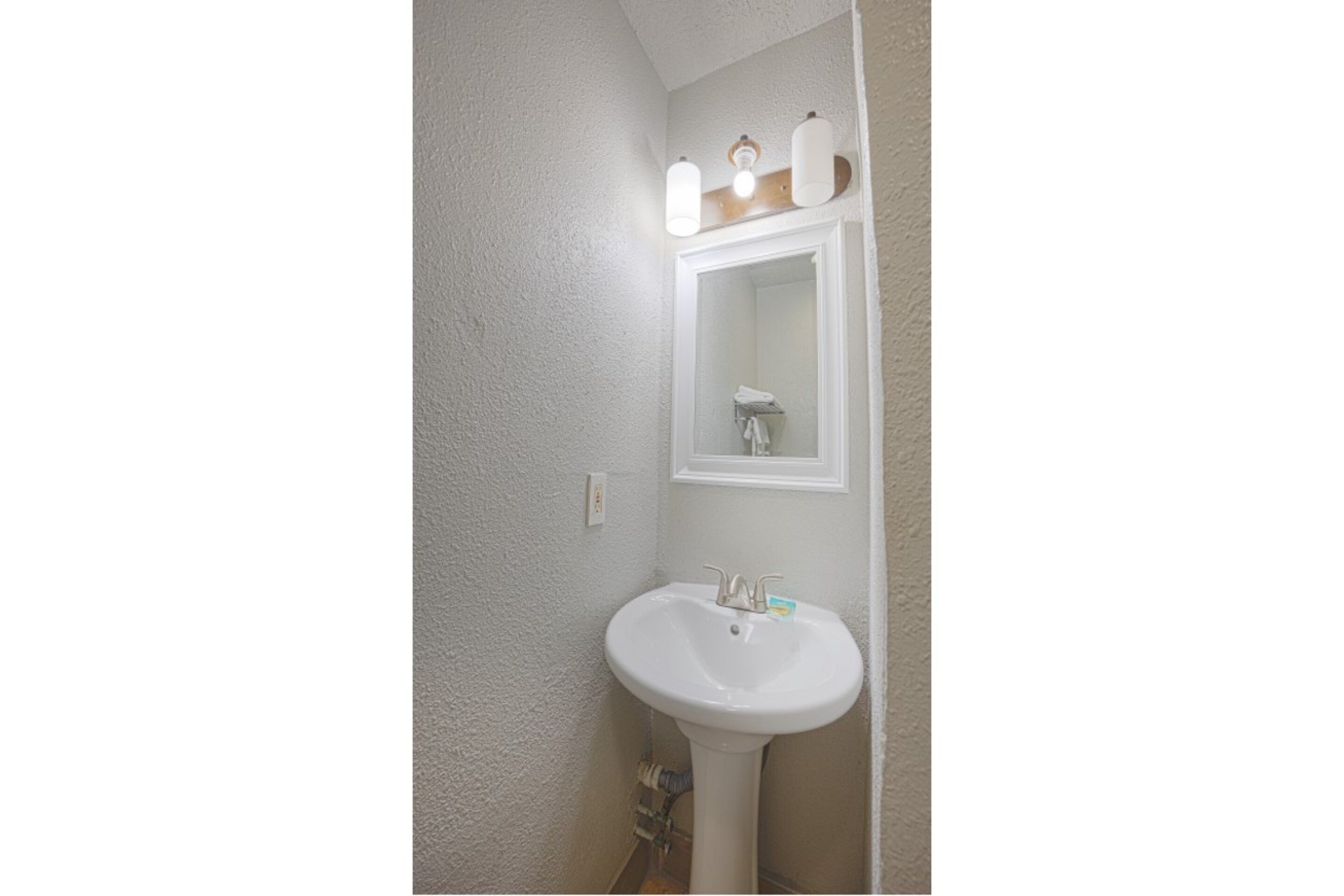 ALADDIN MOTEL BY OYO MERRITT-guestroom-Washroom.jpg