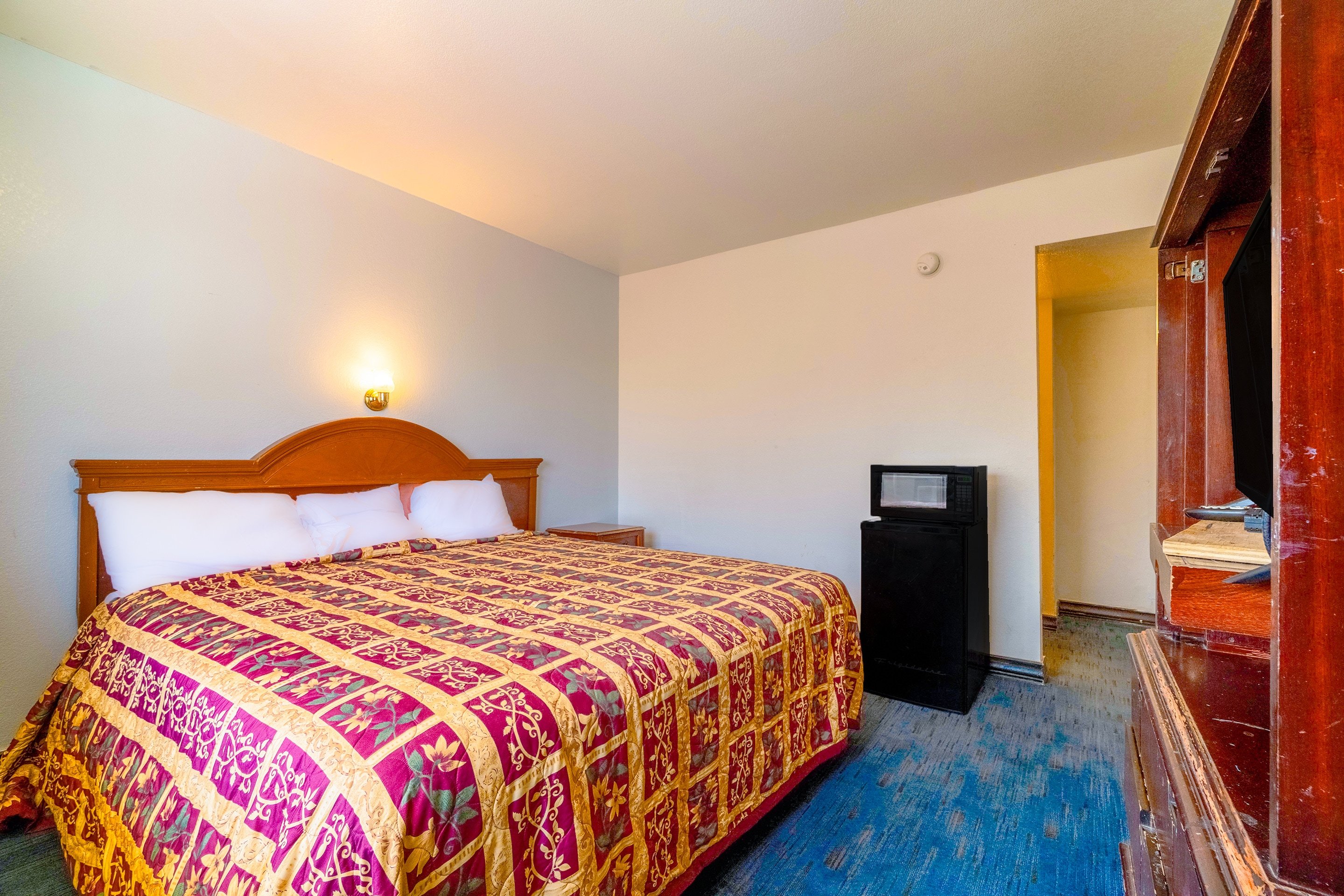 CASTLE INN SUITES BY OYO-guestroom-Room.jpg