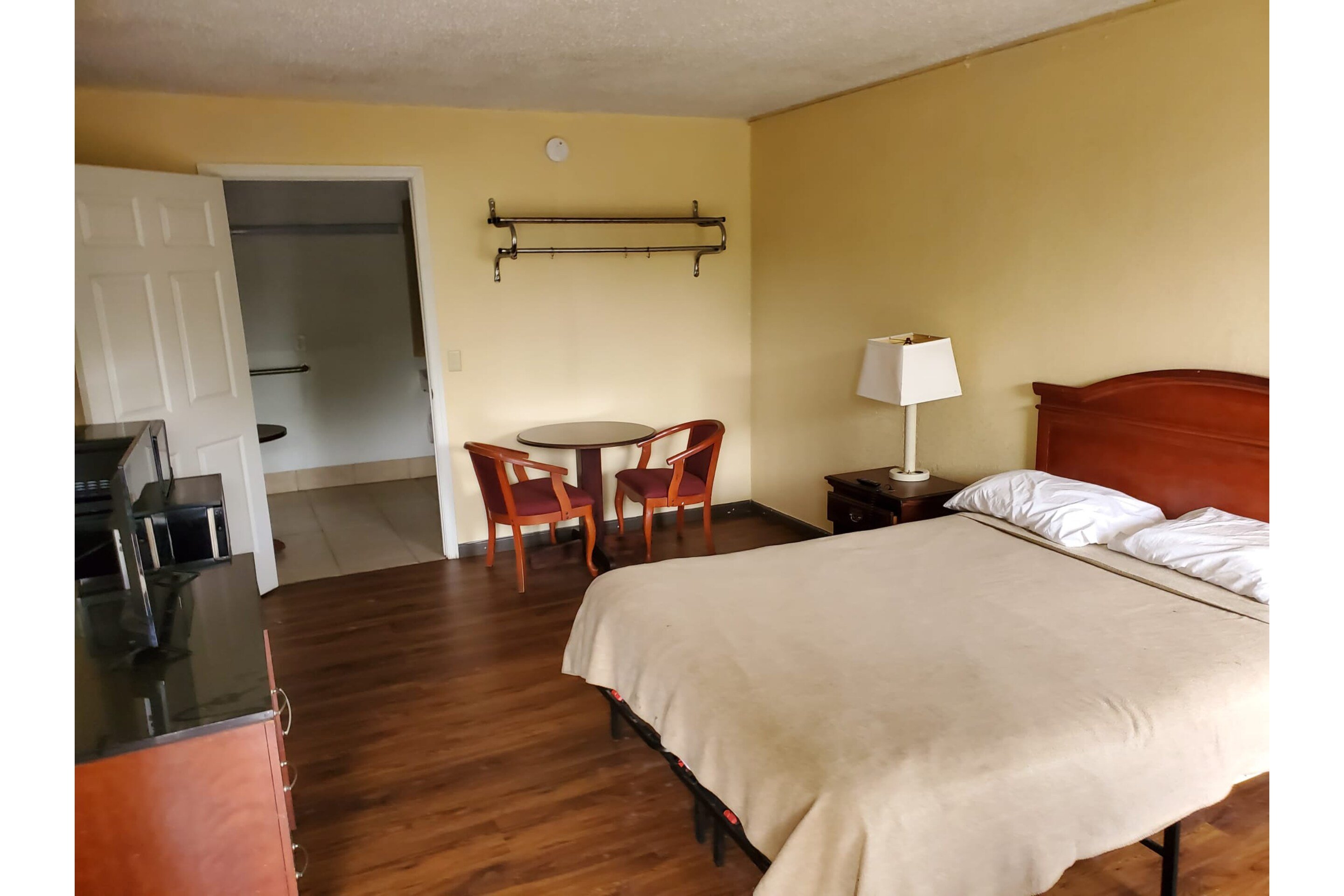 OYO HOTEL VIENNA I-75-guestroom-Room.jpg