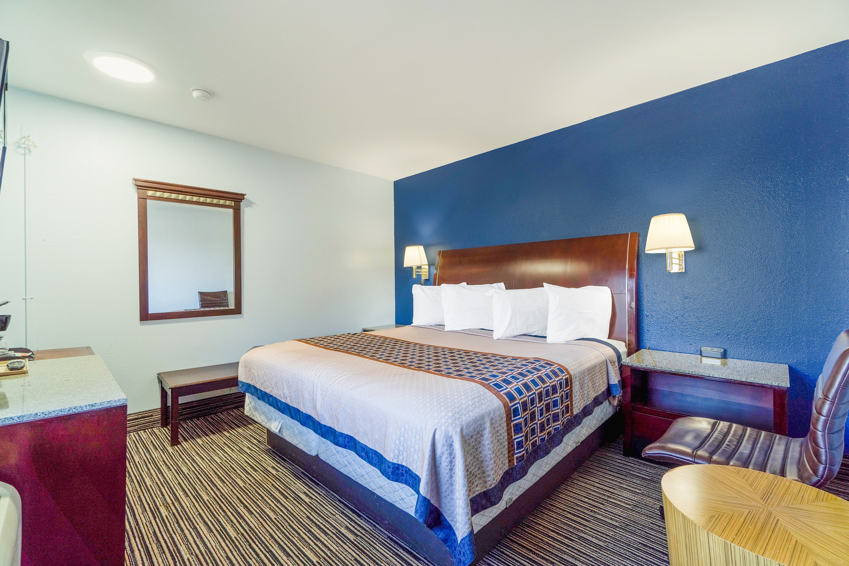 BUDGET INN BY OYO FREDERICK-guestroom-Room.jpg