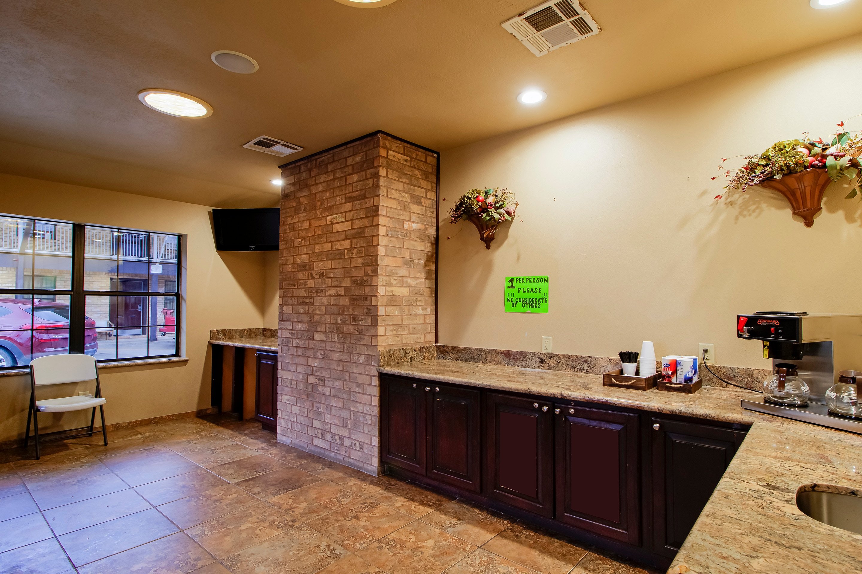 PINEWOOD INN N SUITE SILSBEE-guestroom-Kitchen.jpg