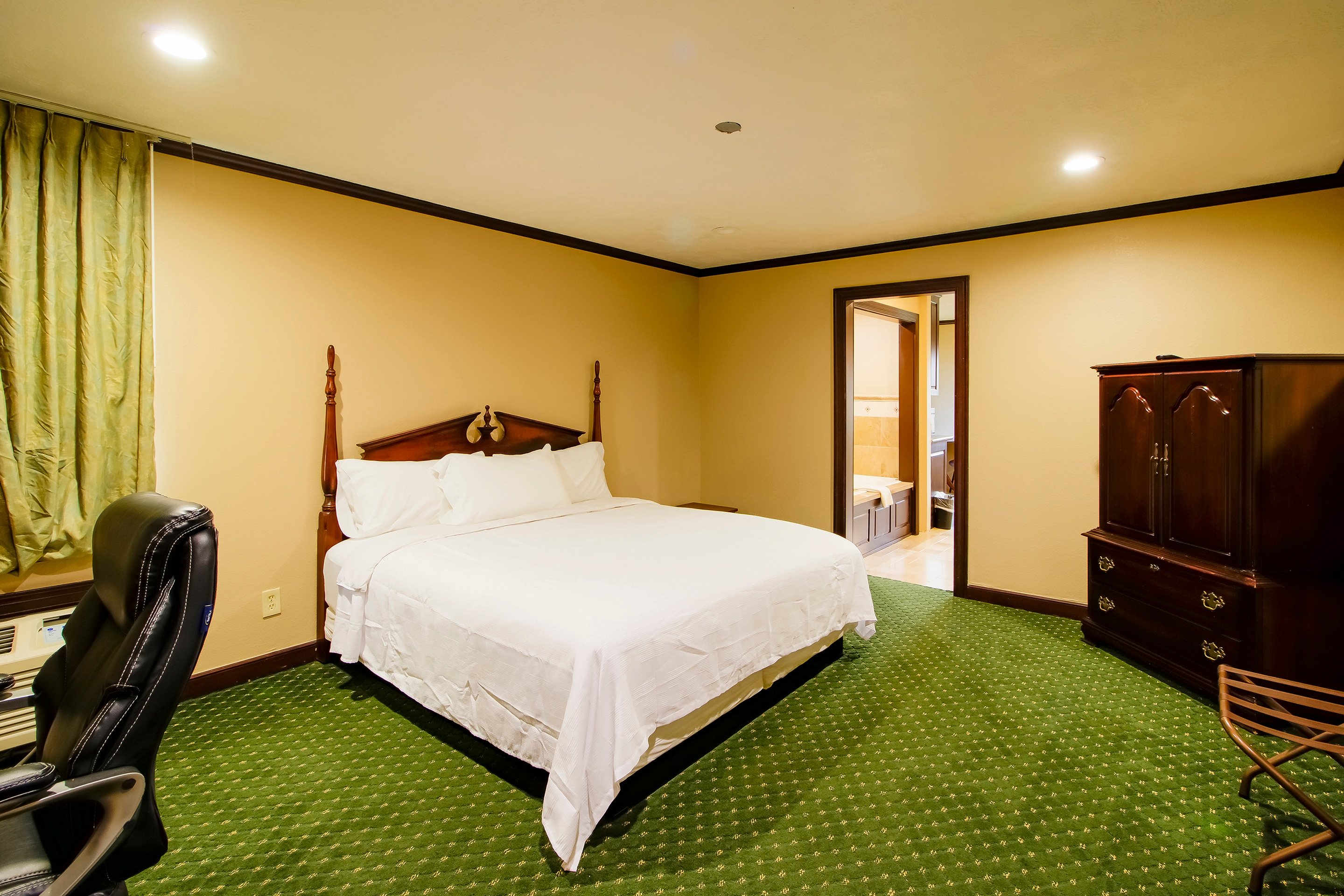 PINEWOOD INN N SUITE SILSBEE-guestroom-Room.jpg