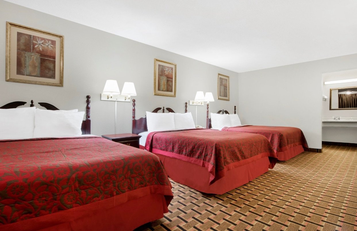 Lone Star Inn by OYO Vernon-guestroom-Room.jpg