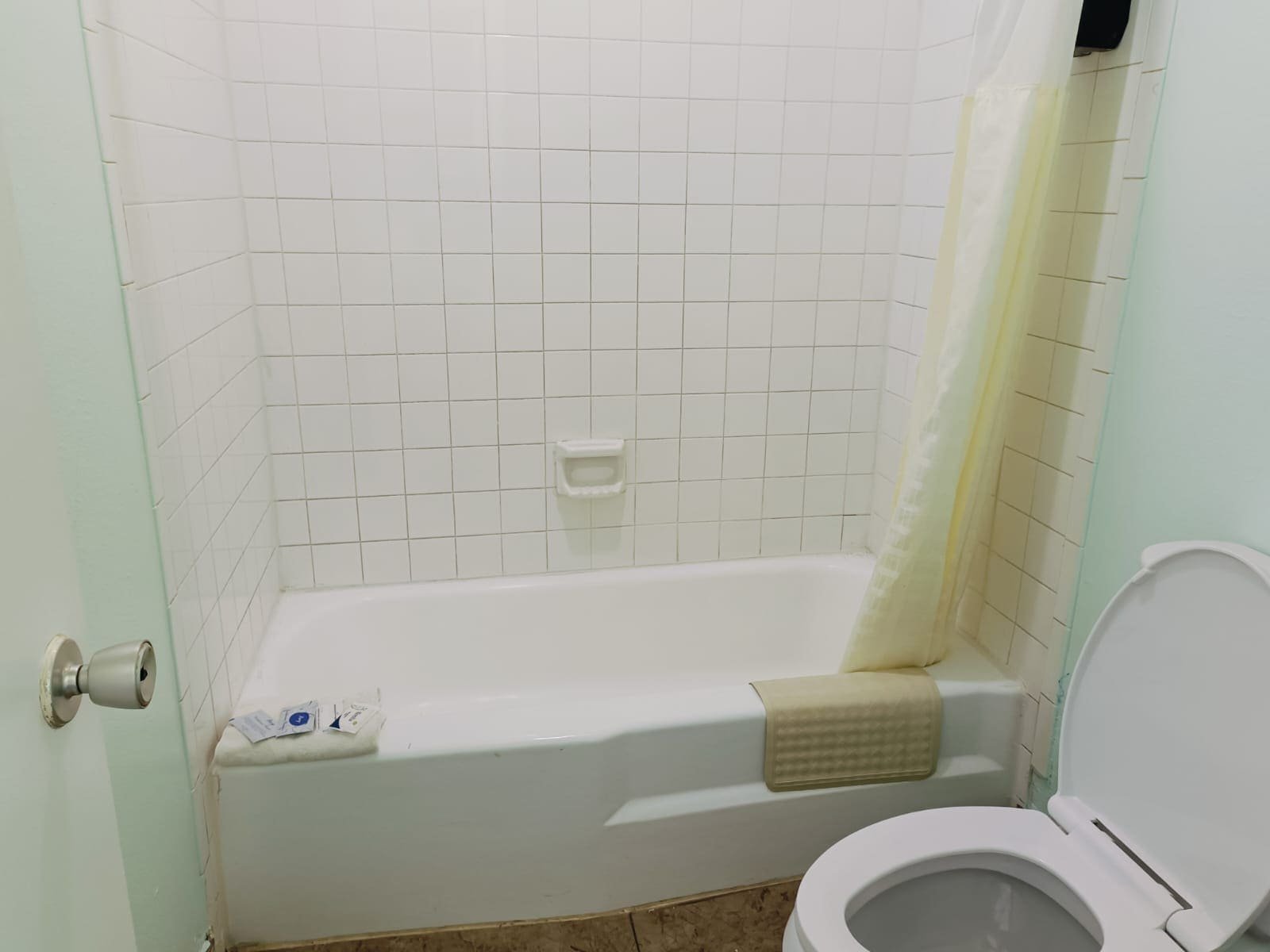 Budget Inn By OYO Edinburg Hwy-guestroom-Washroom.jpg