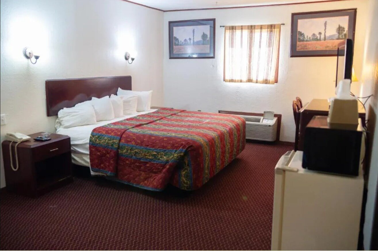 Marshall Lodge By OYO Hwy 65-guestroom-Room.jpg