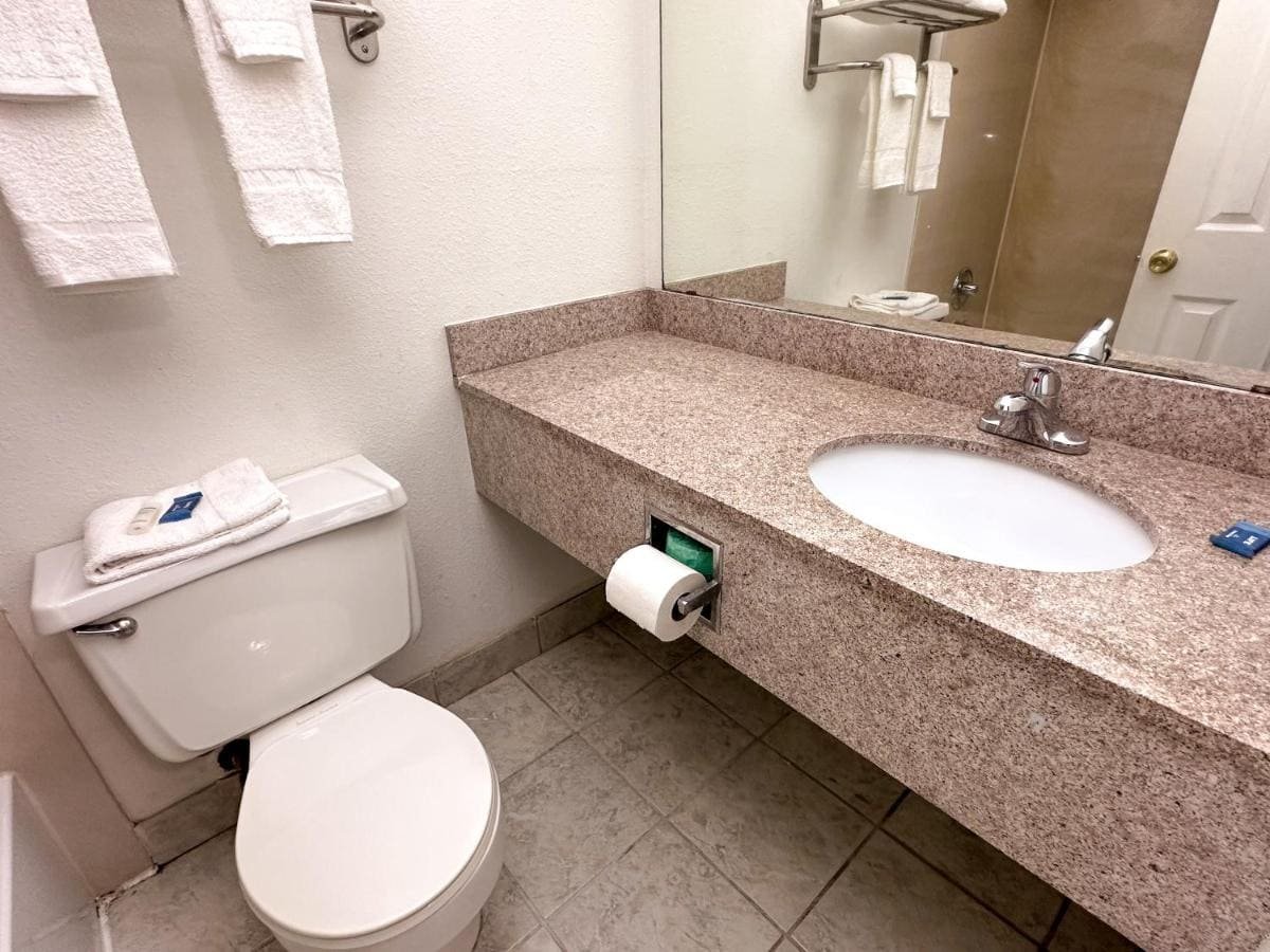 Jacksonville Inn By OYO-guestroom-Washroom.jpg