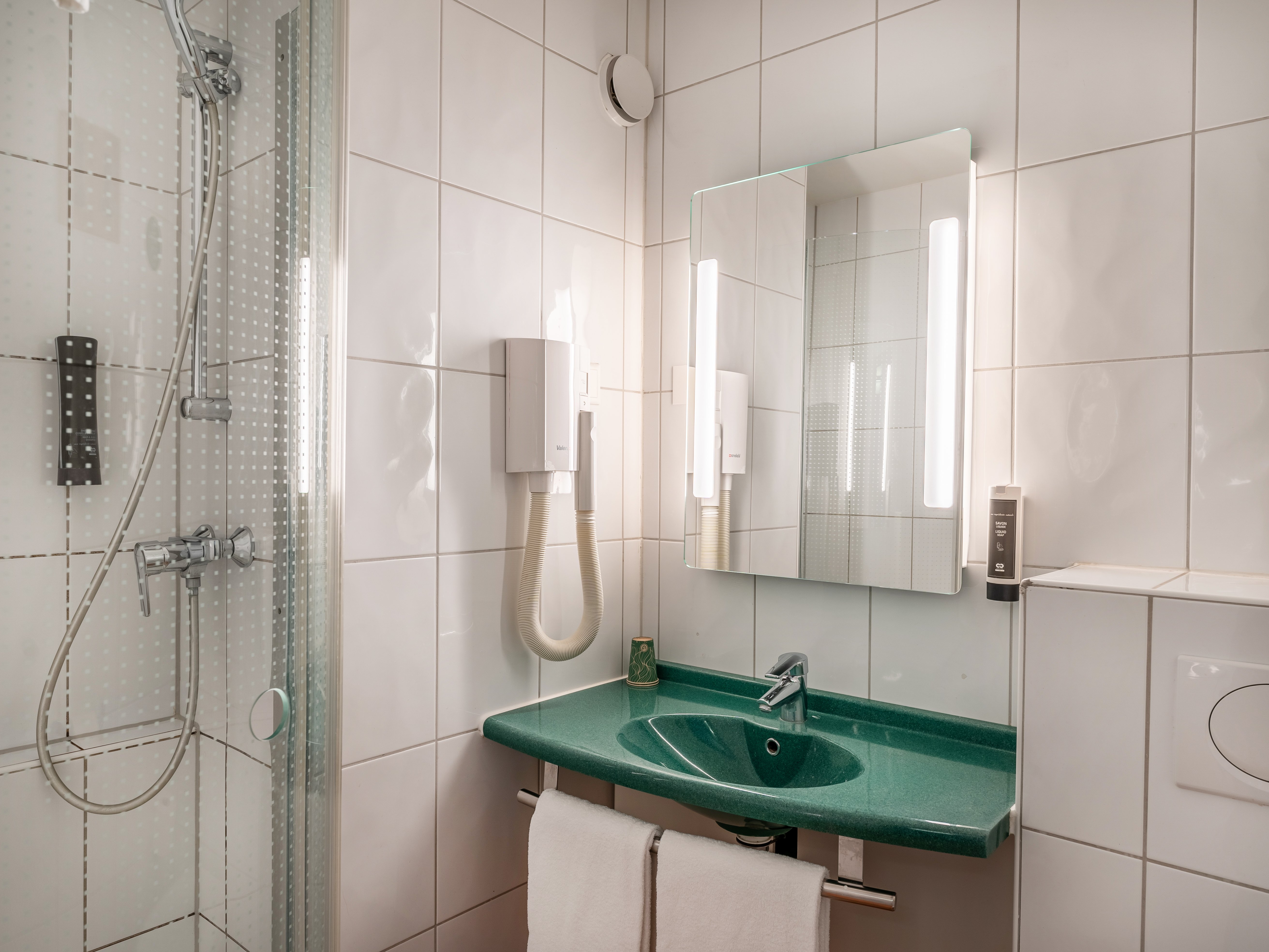 B&B HOTEL ROTHRIST OLTEN-guestroom-Hotel Rothrist Bathroom.jpg
