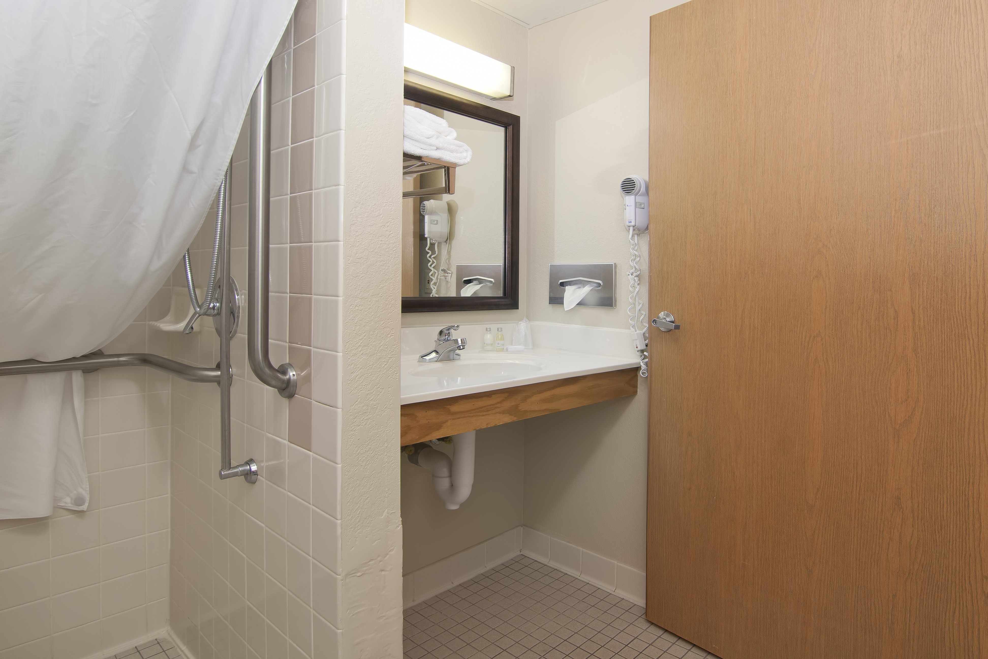 Boarders Inn Faribault-guestroom-Accessible Bathroom.jpg