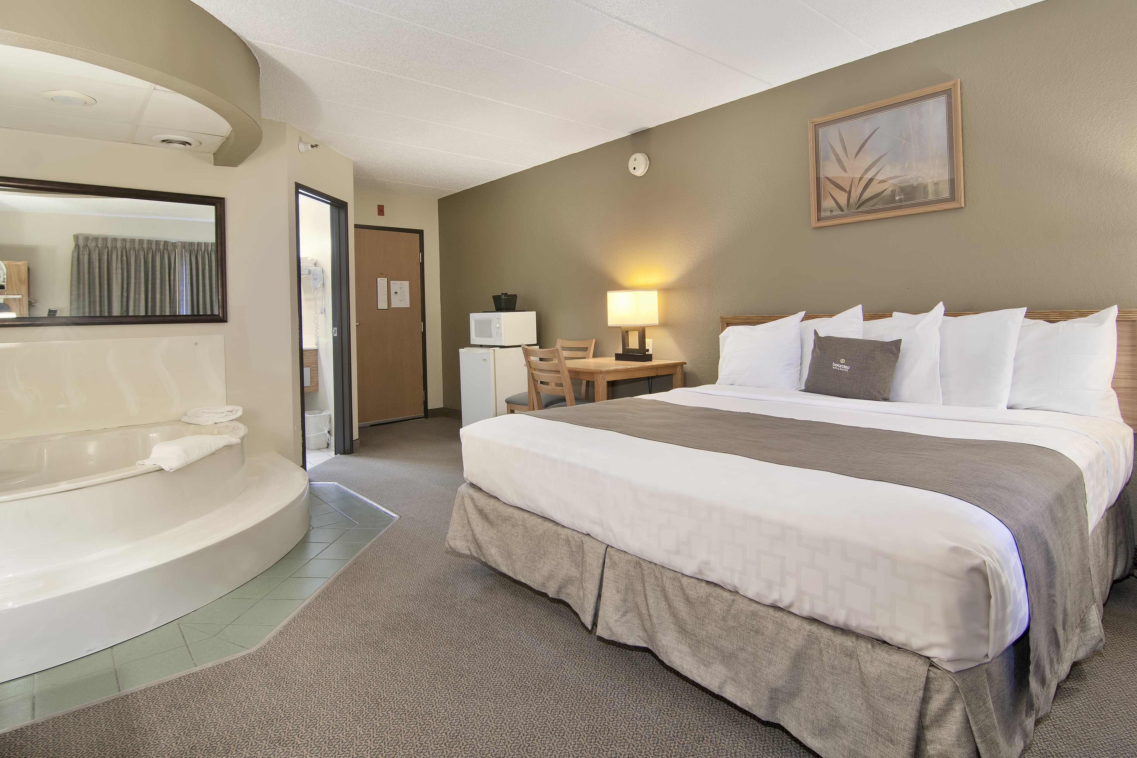 Boarders Inn Faribault-guestroom-Single King Whirlpool Suite.jpg