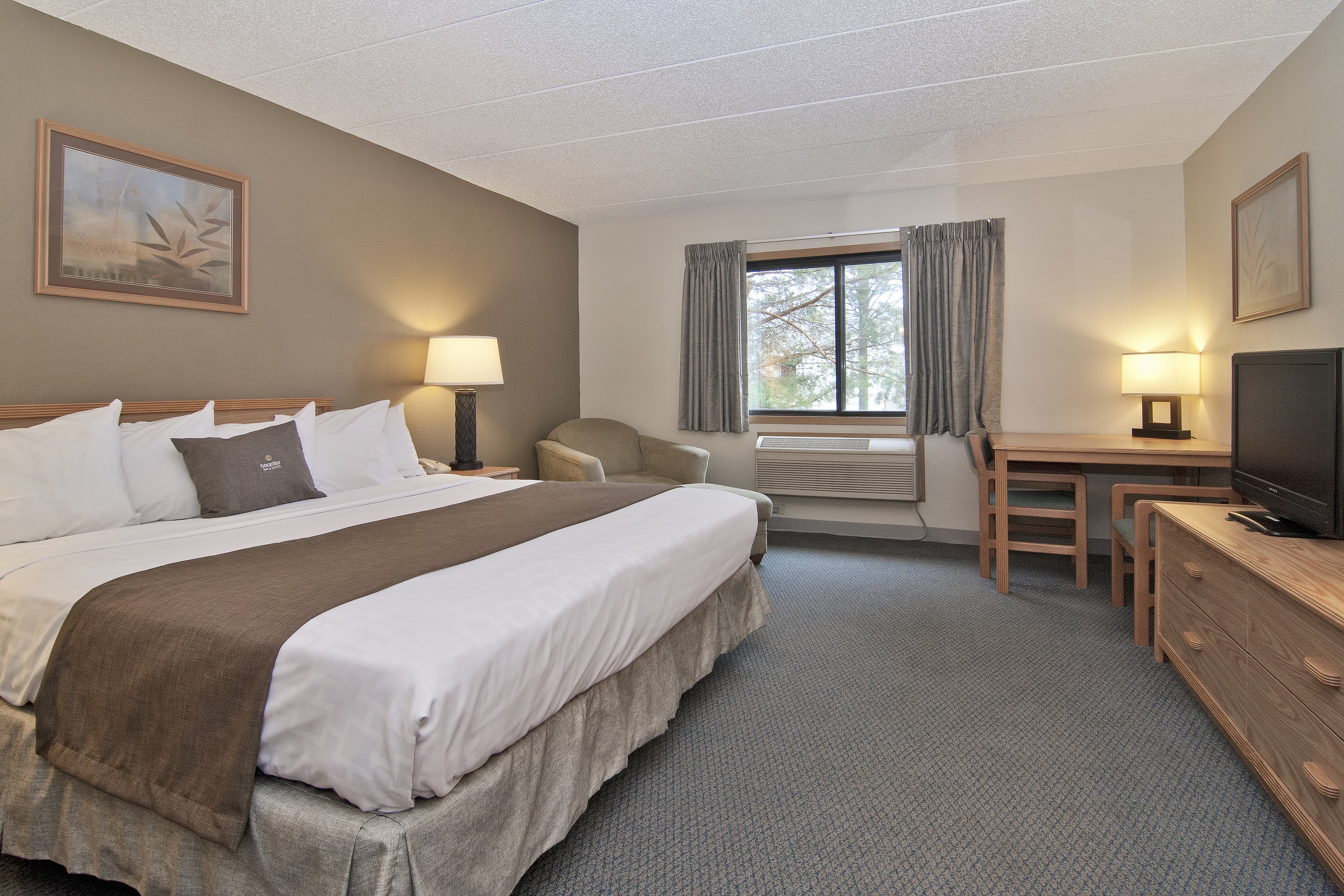 Boarders Inn Faribault-guestroom-Single King Guestroom.jpg