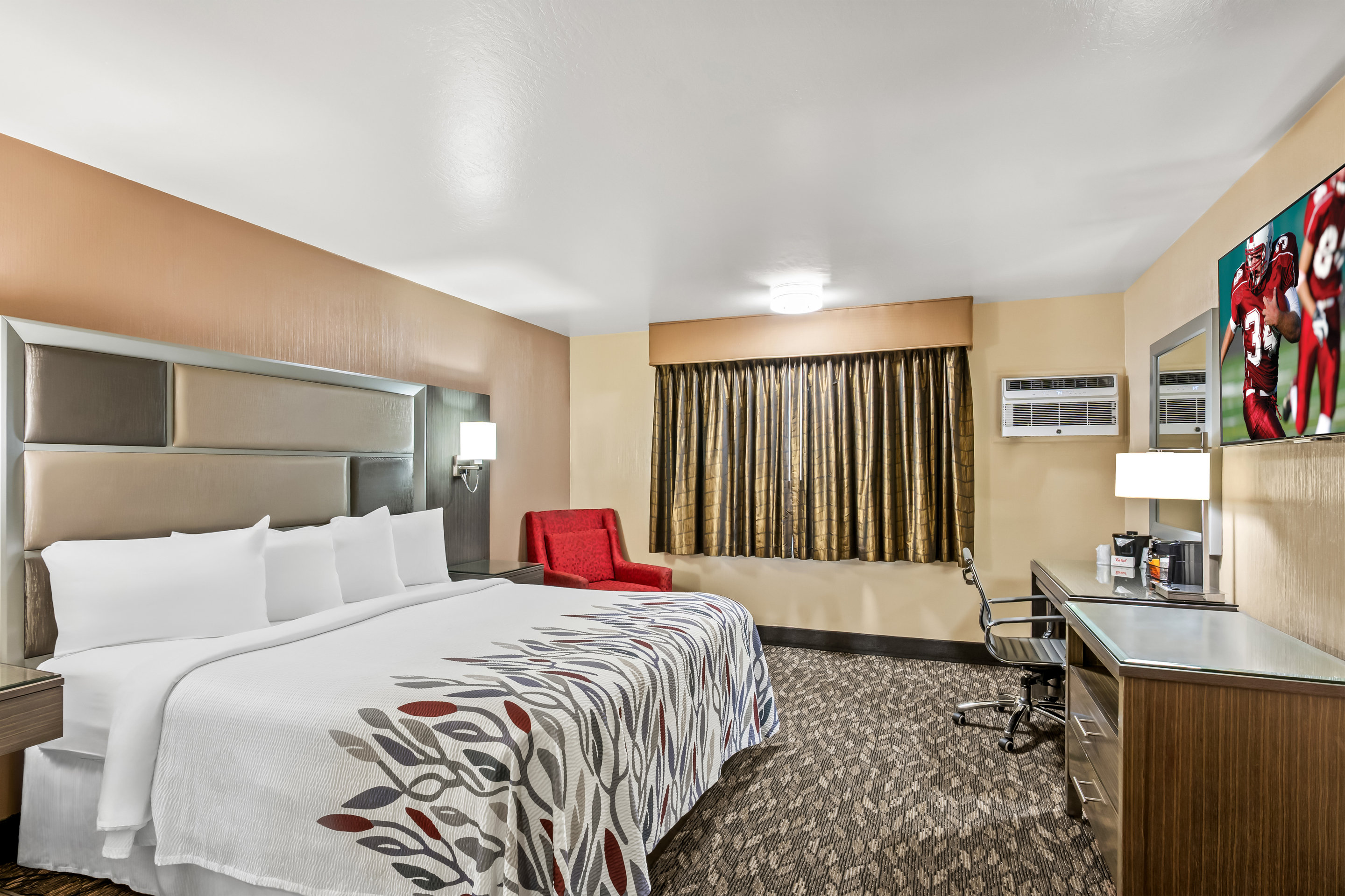 RED ROOF YUBA CITY BONANZA - MARYSV-guestroom-RRI NS Premium King Micro PRO Approved NPKM.jpg