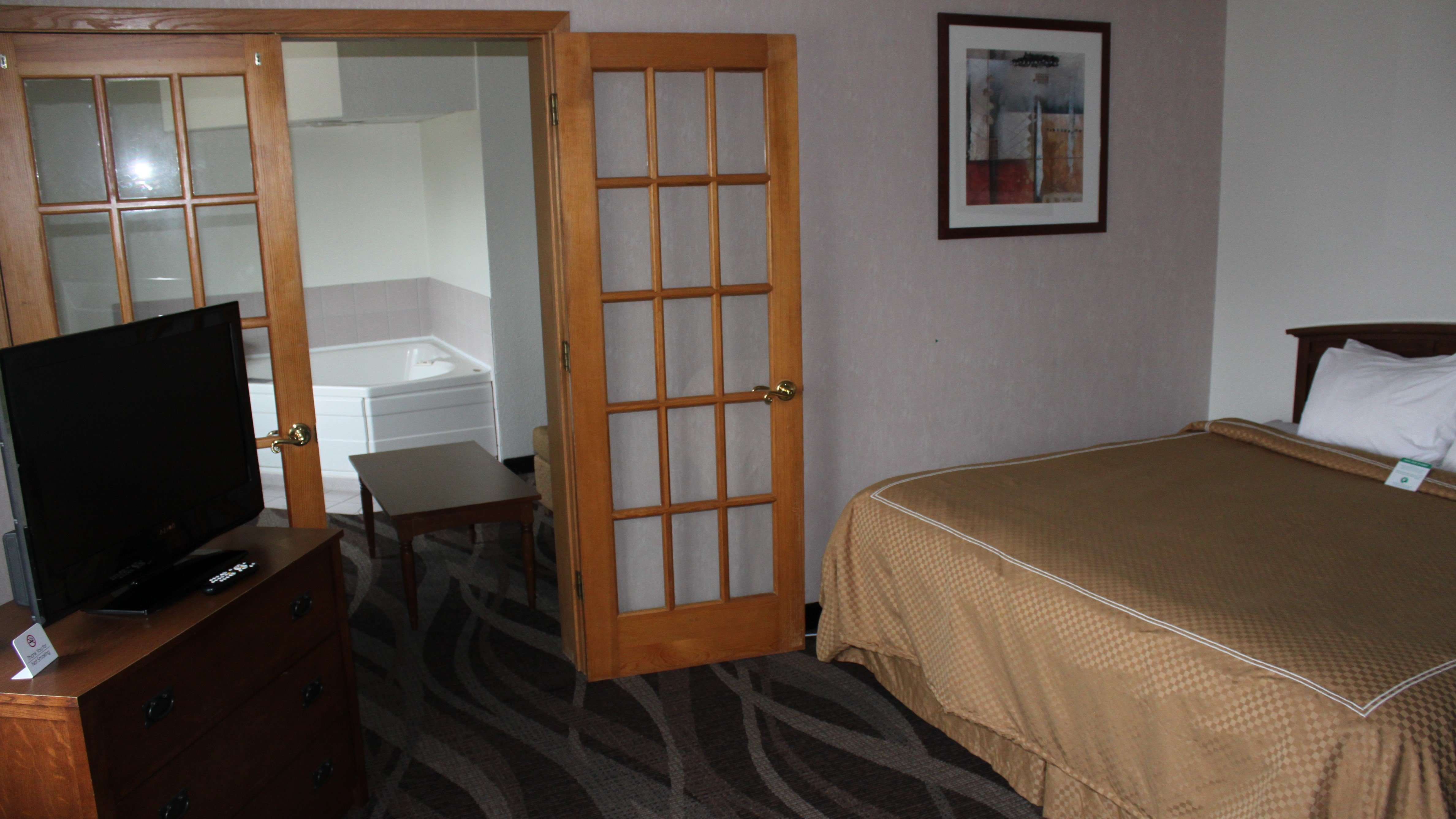 Ripon, WI - Boarders Inn & Suites-guestroom-Single King Whirlpool Suite.jpg