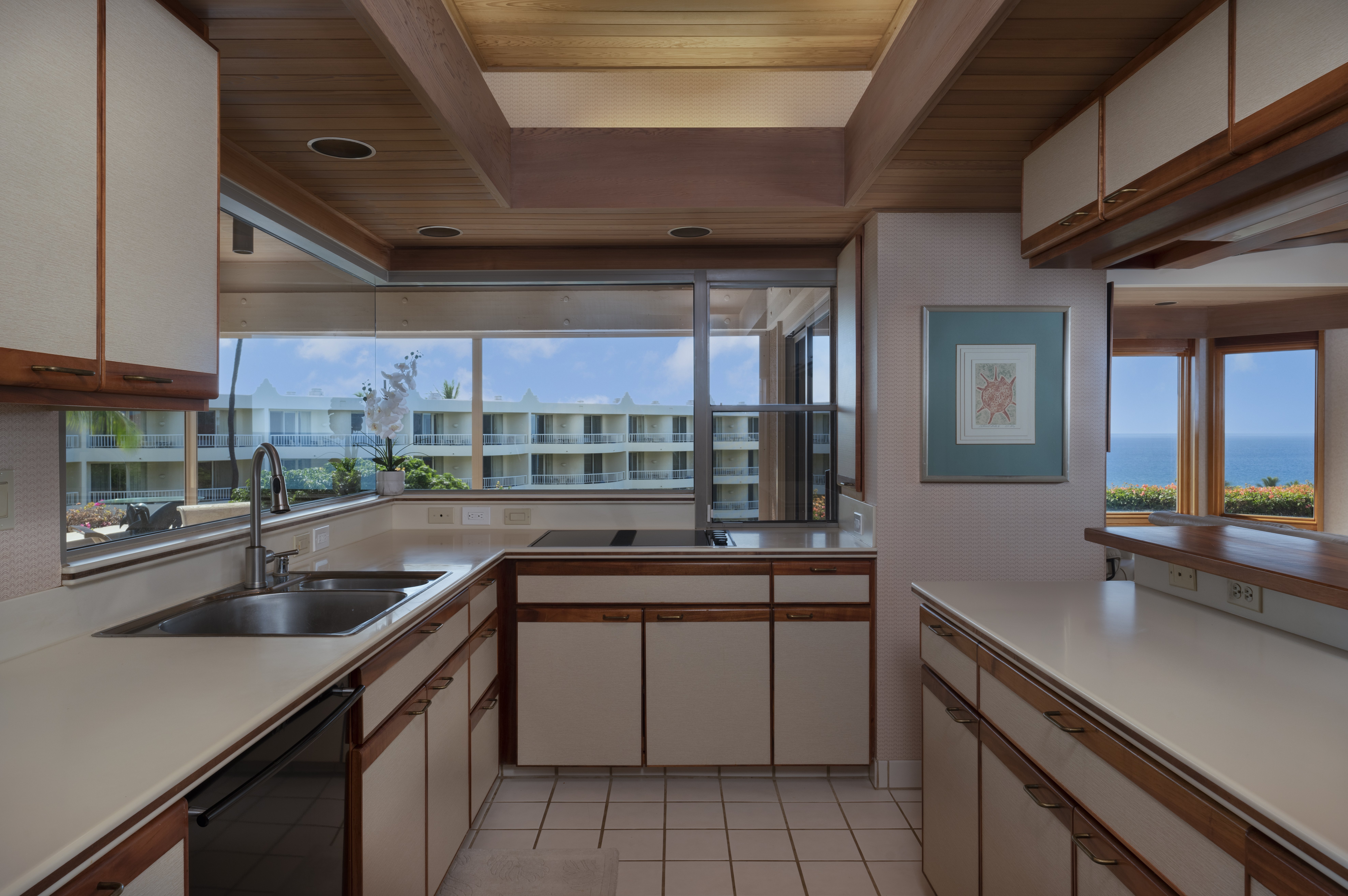 WAILEA POINT-guestroom-Full Kitchen.jpg