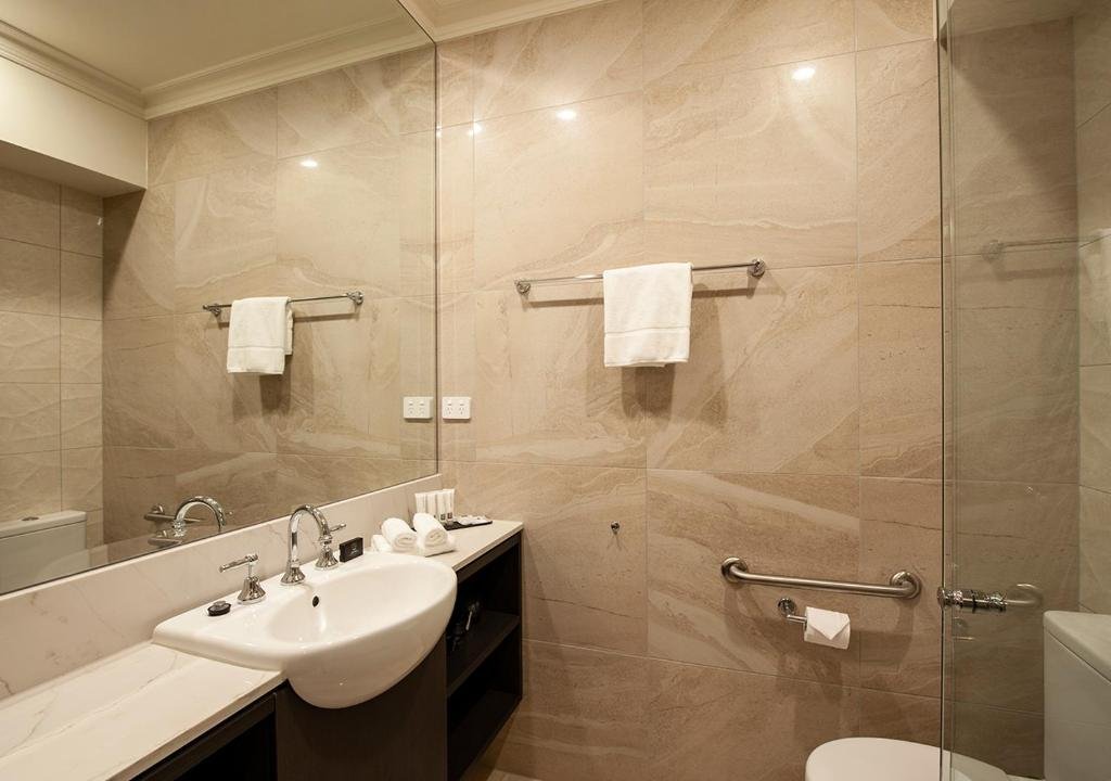 Burke and Wills Hotel - Toowoo-guestroom-Business Queen Bathroom.jpg