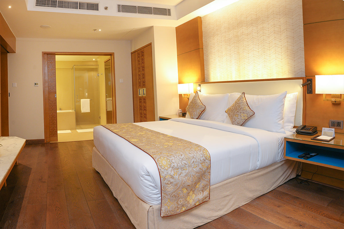 GOKULAM GRAND-guestroom-Suite.jpg