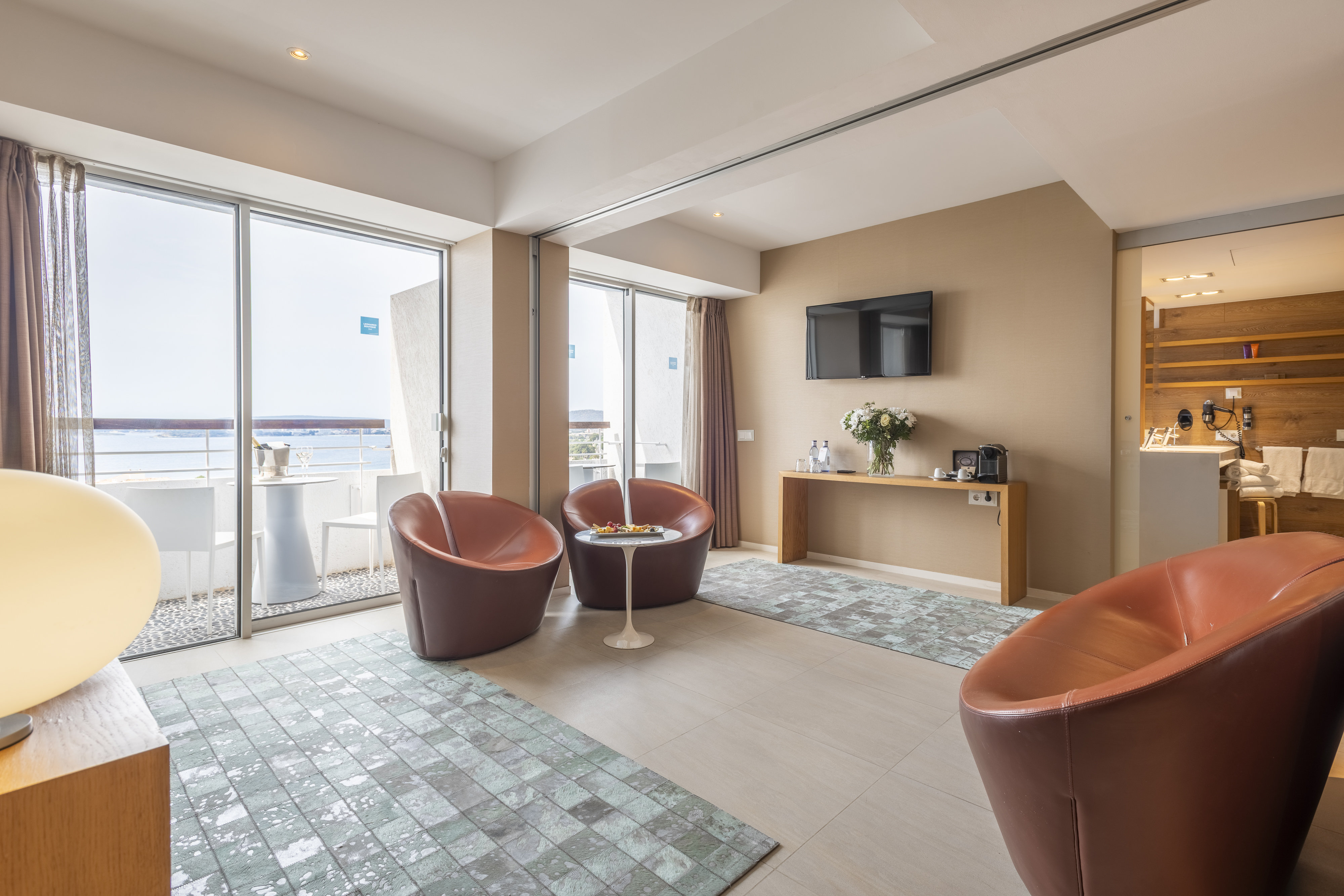 LEONARDO BOUTIQUE MALLORCA-guestroom-ES LBMPP FamilySuite.jpg