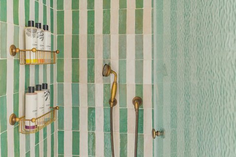 Petite Shower
