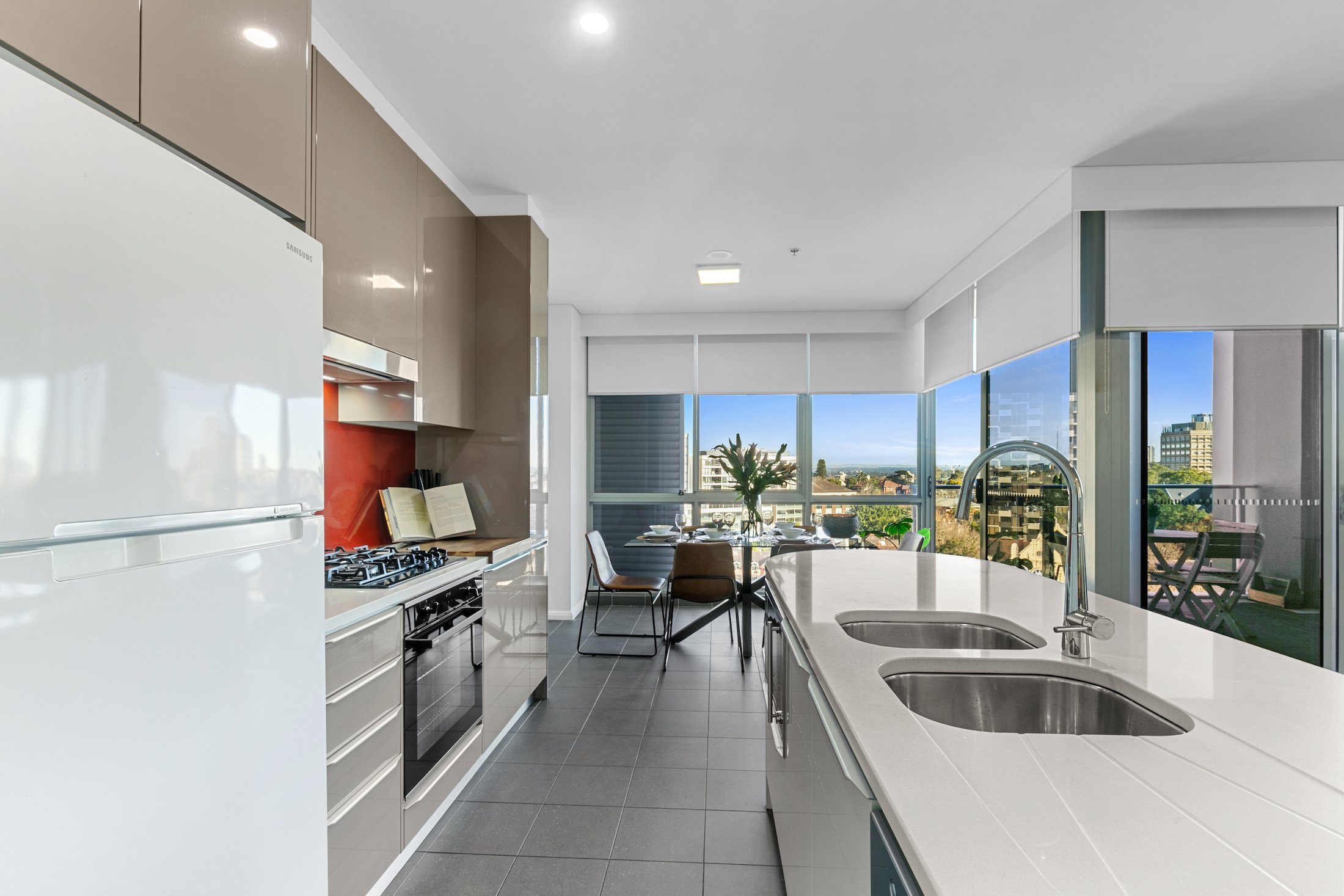 Astra Apartments North Sydney-guestroom-Astra Apartments North Sydney Bed M Ms Kitchen.jpg