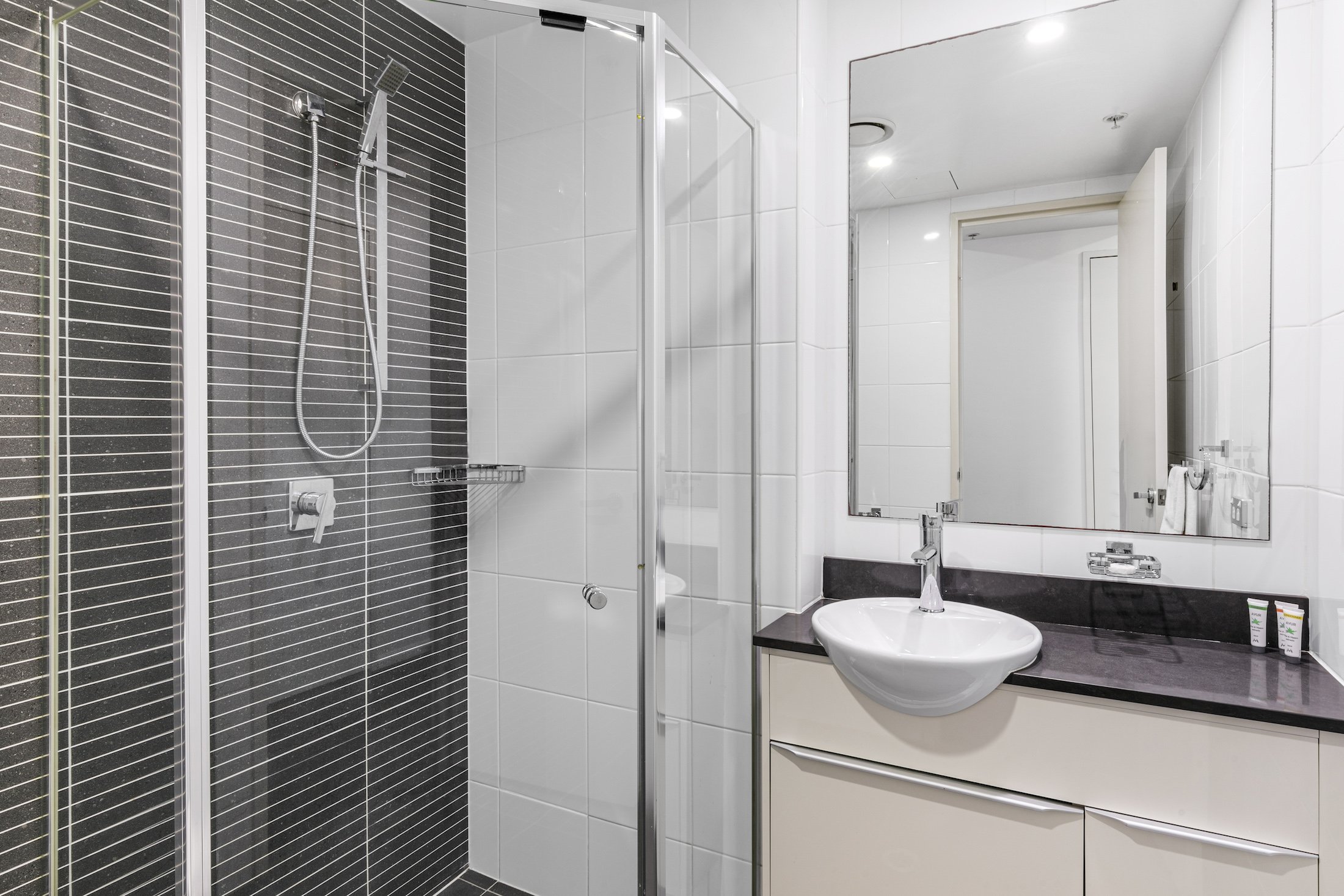 Astra Apartments North Sydney-guestroom-Astra Apartments North Sydney Bed M Ms Ensuite.jpg