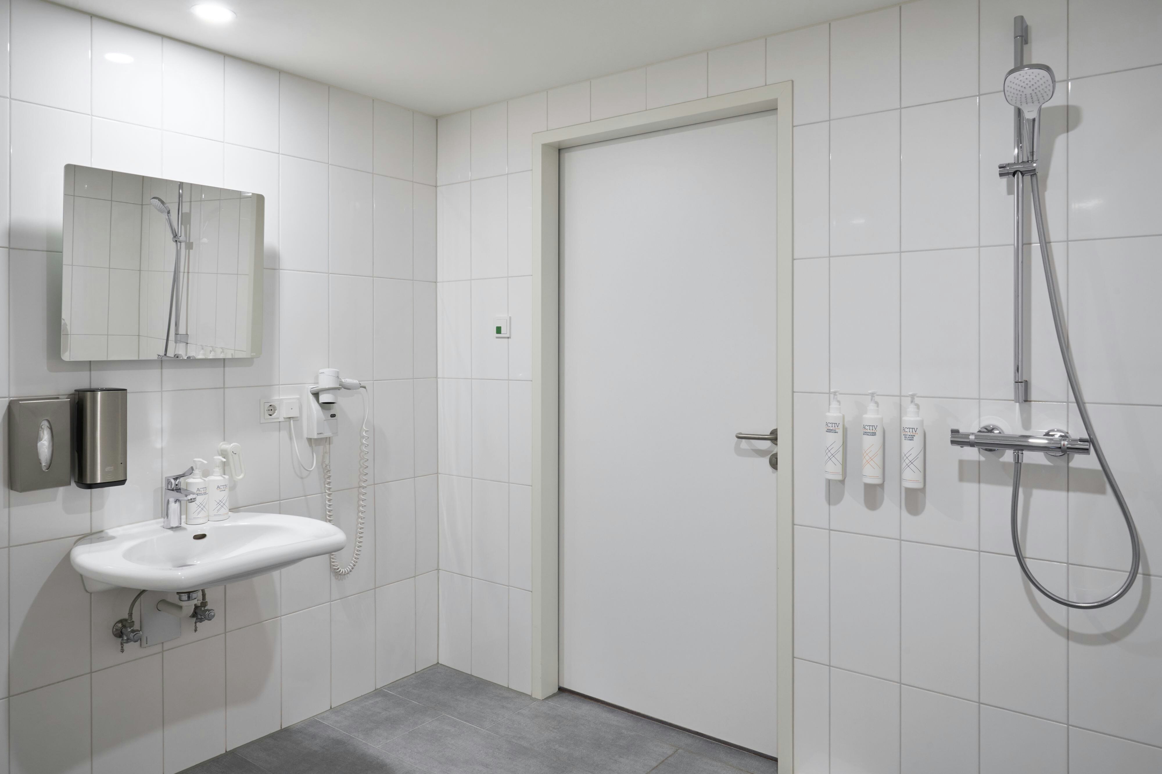 Four Points Flex by Sheraton Essen-guestroom-Accessible barhroom.jpg