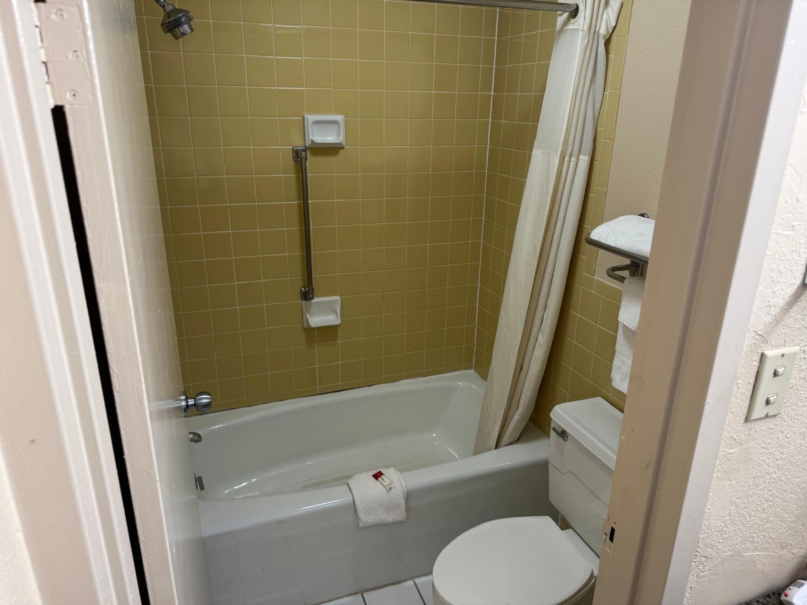 OYO Hotel Harriman near I-40-guestroom-Washroom.jpg