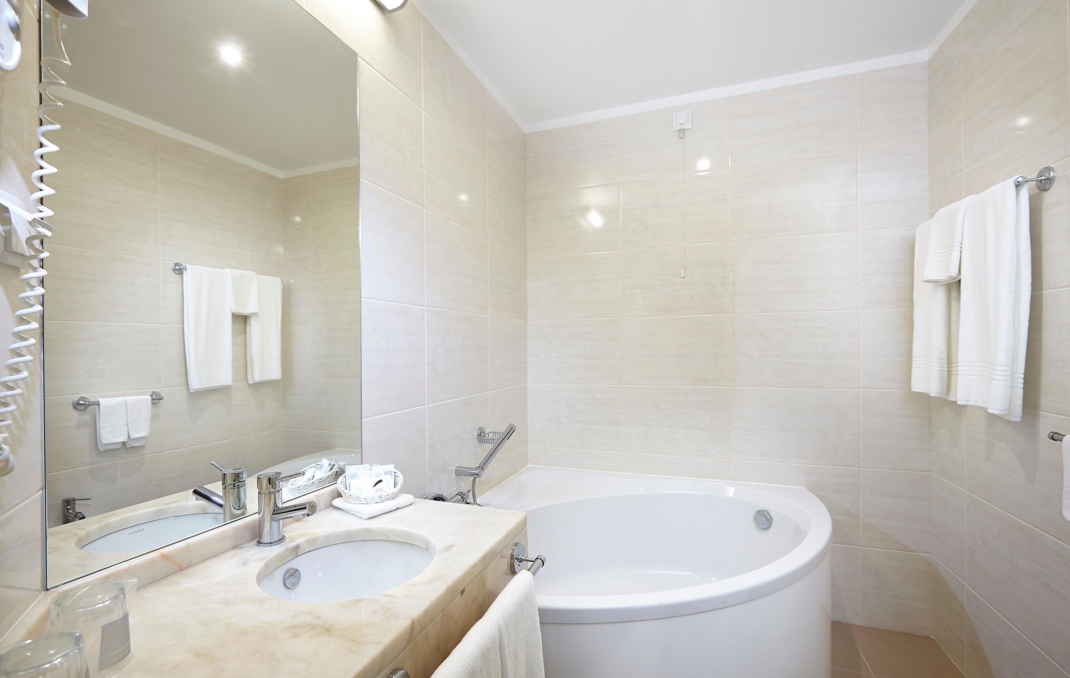 Hotel Madeira-guestroom-Superior Suite Bathroom.jpg