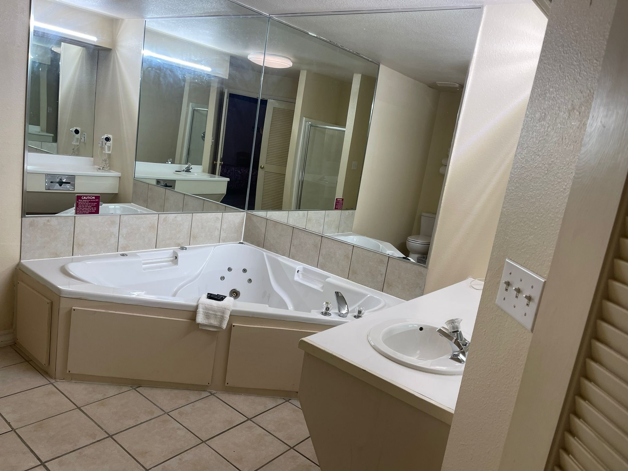 Lakeside inn suites by OYO M-guestroom-Room.jpg