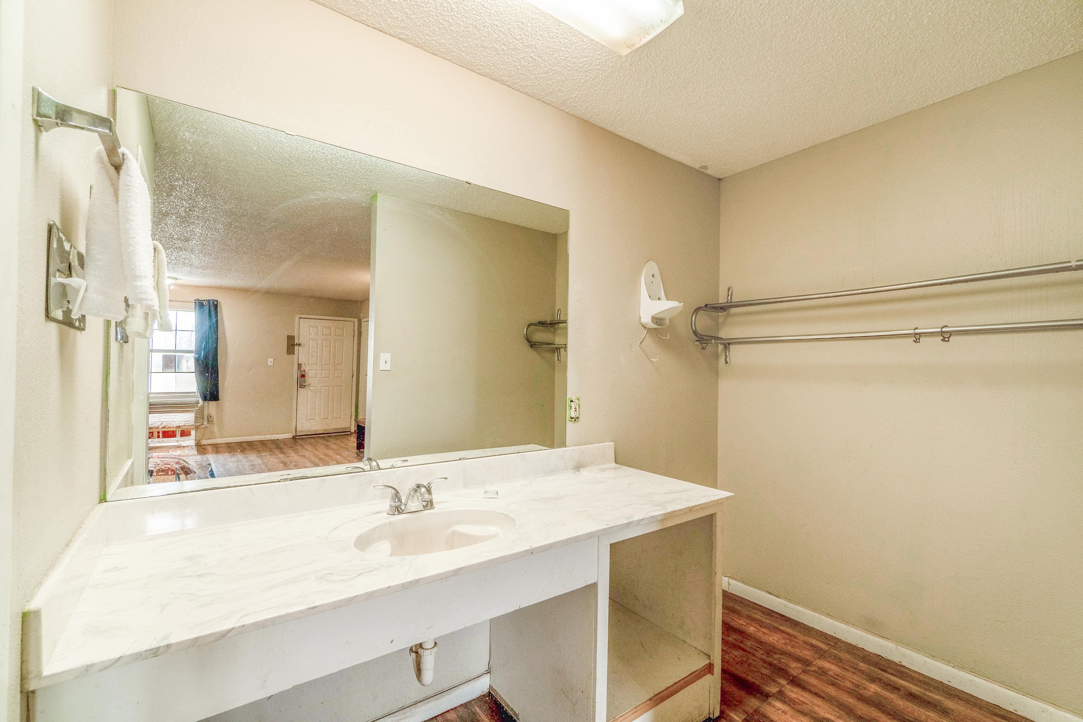 Executive Inn By OYO Mineral W-guestroom-Washroom.jpg