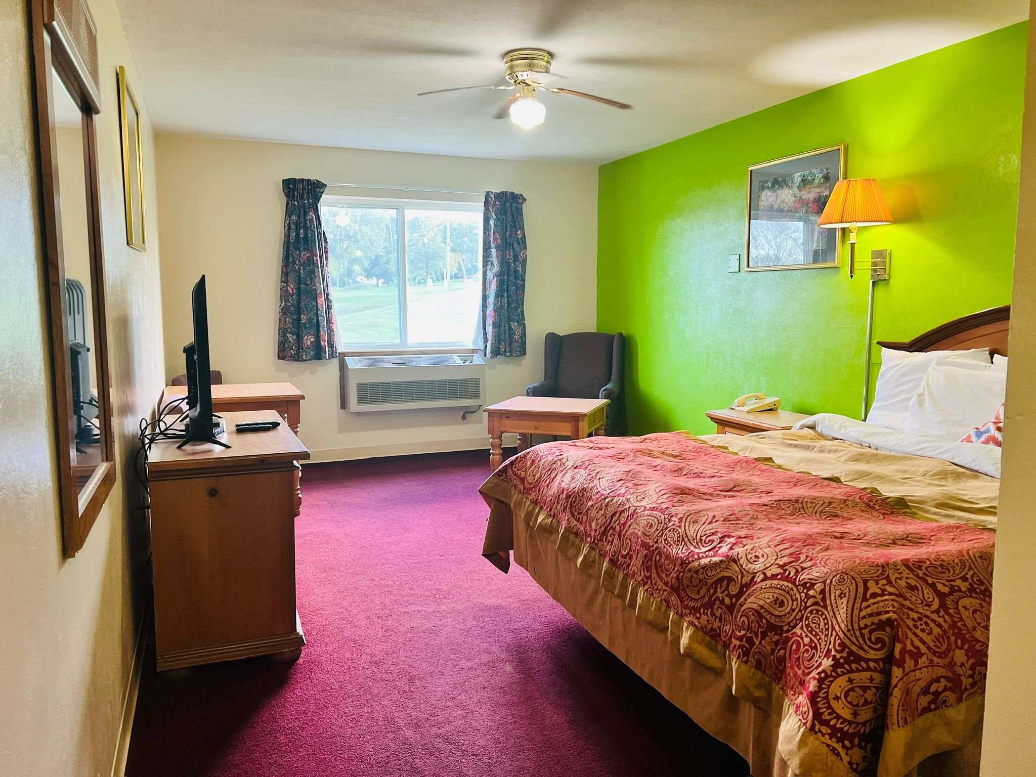 Villa Inn Motel Near Hwy 12 WI-guestroom-Room.jpg