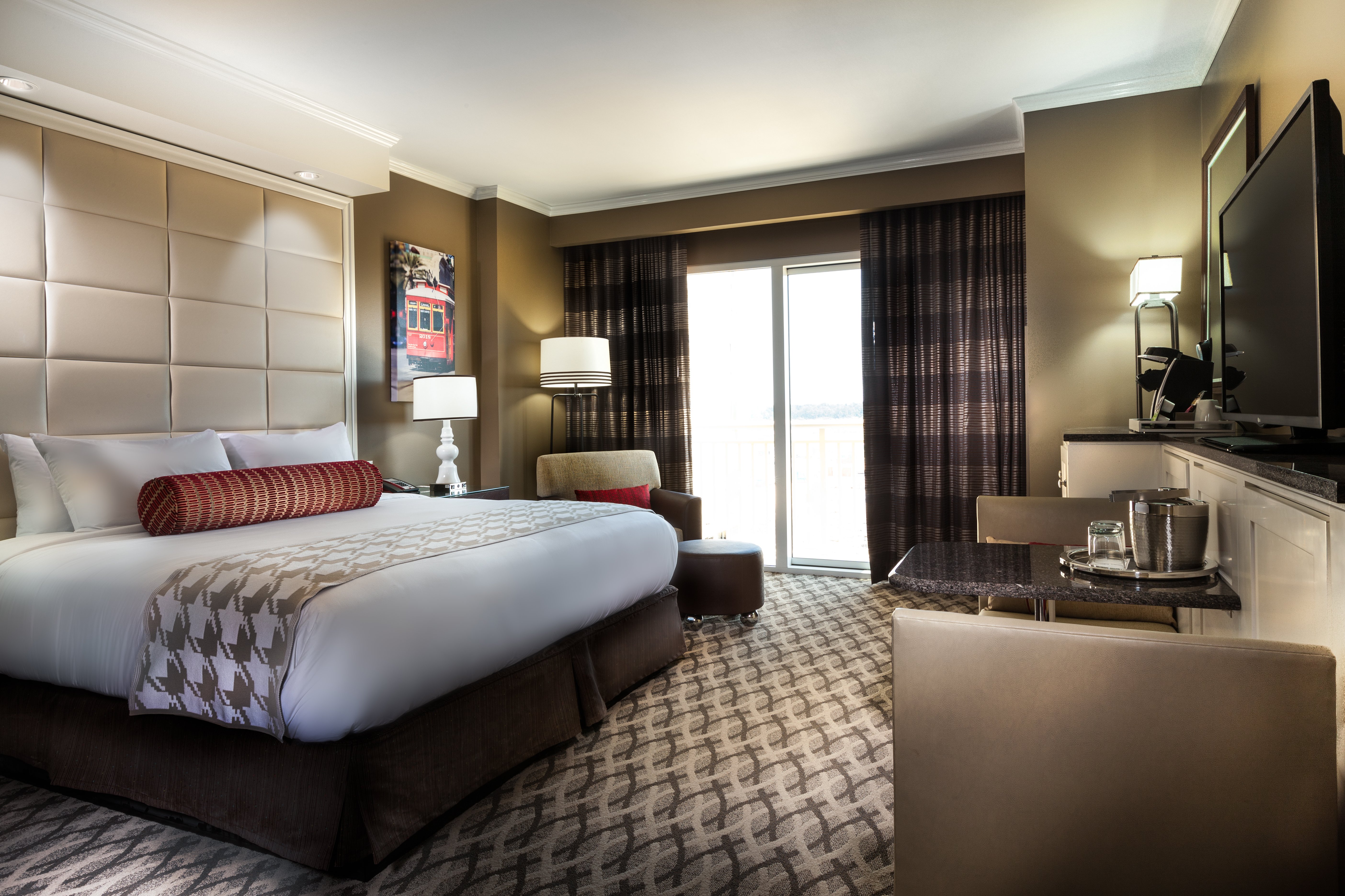 Golden Nugget Lake Charles-guestroom-Deluxe King Room.jpg