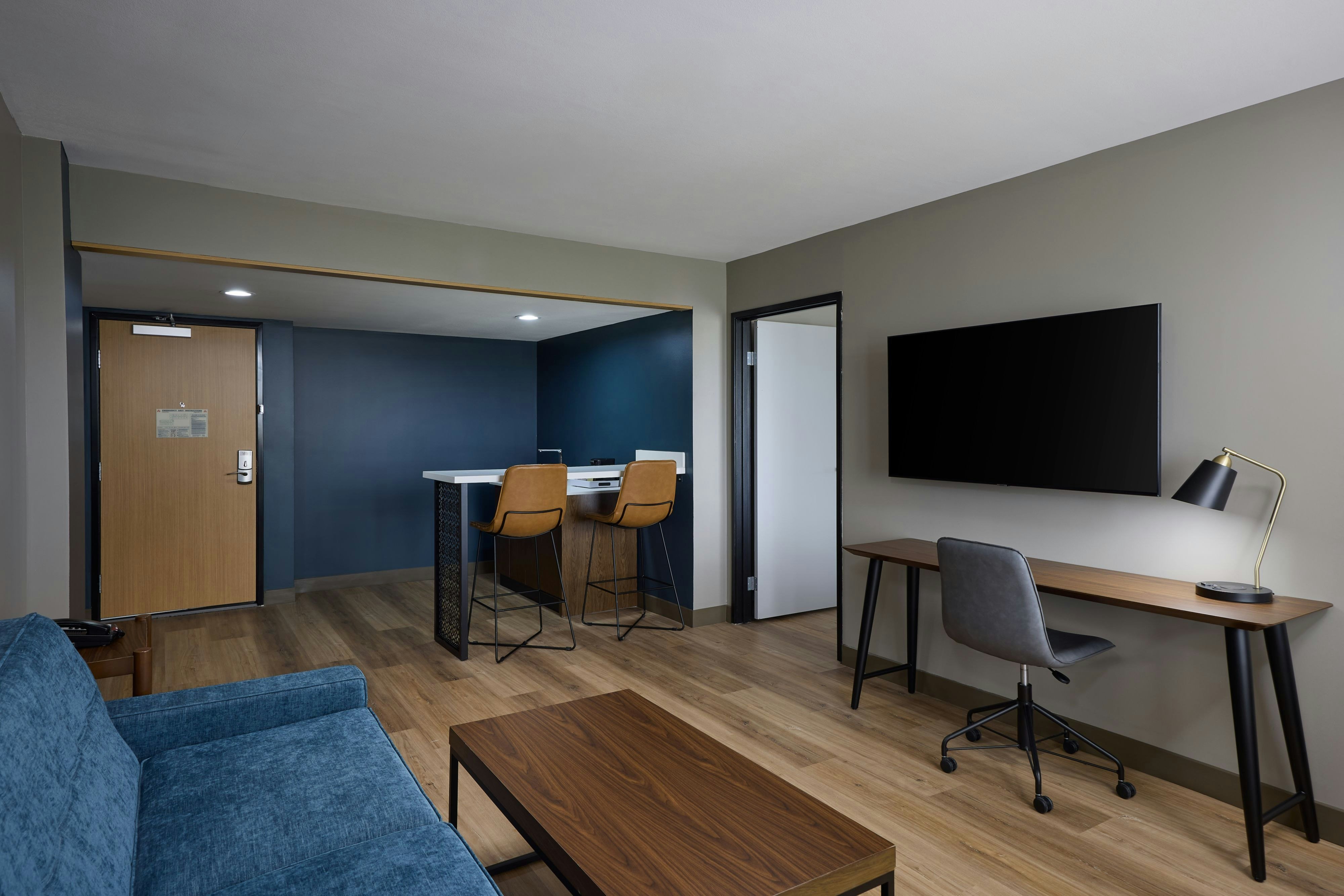 Four Points by Sheraton Englewood Centennial Airport-guestroom-Suite.jpg