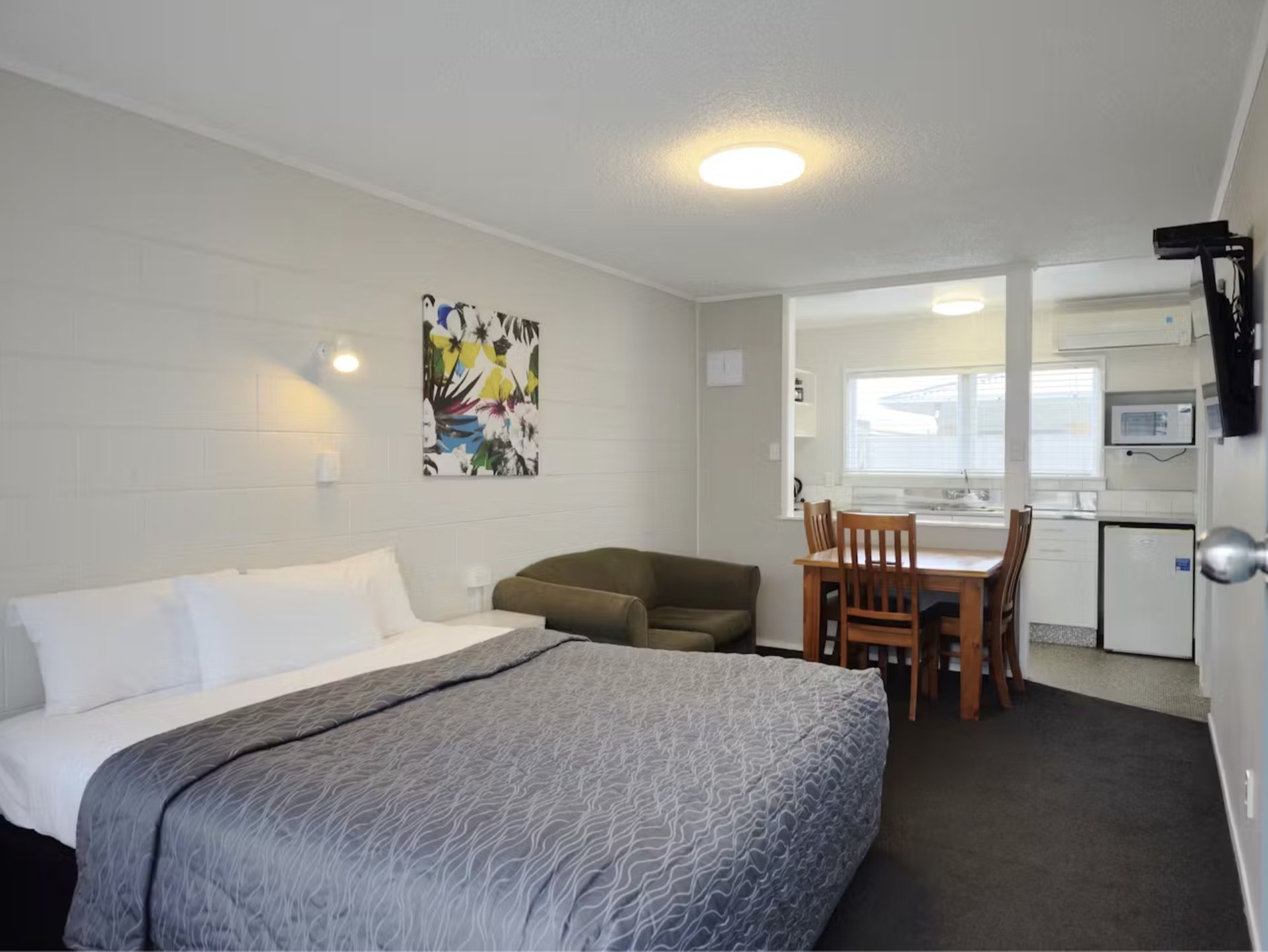 Continental Motel-guestroom-Ground One Bedroom Unit.jpg