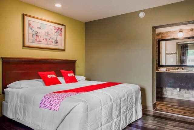 OYO Budget Inn Bartow-guestroom-Room.jpg