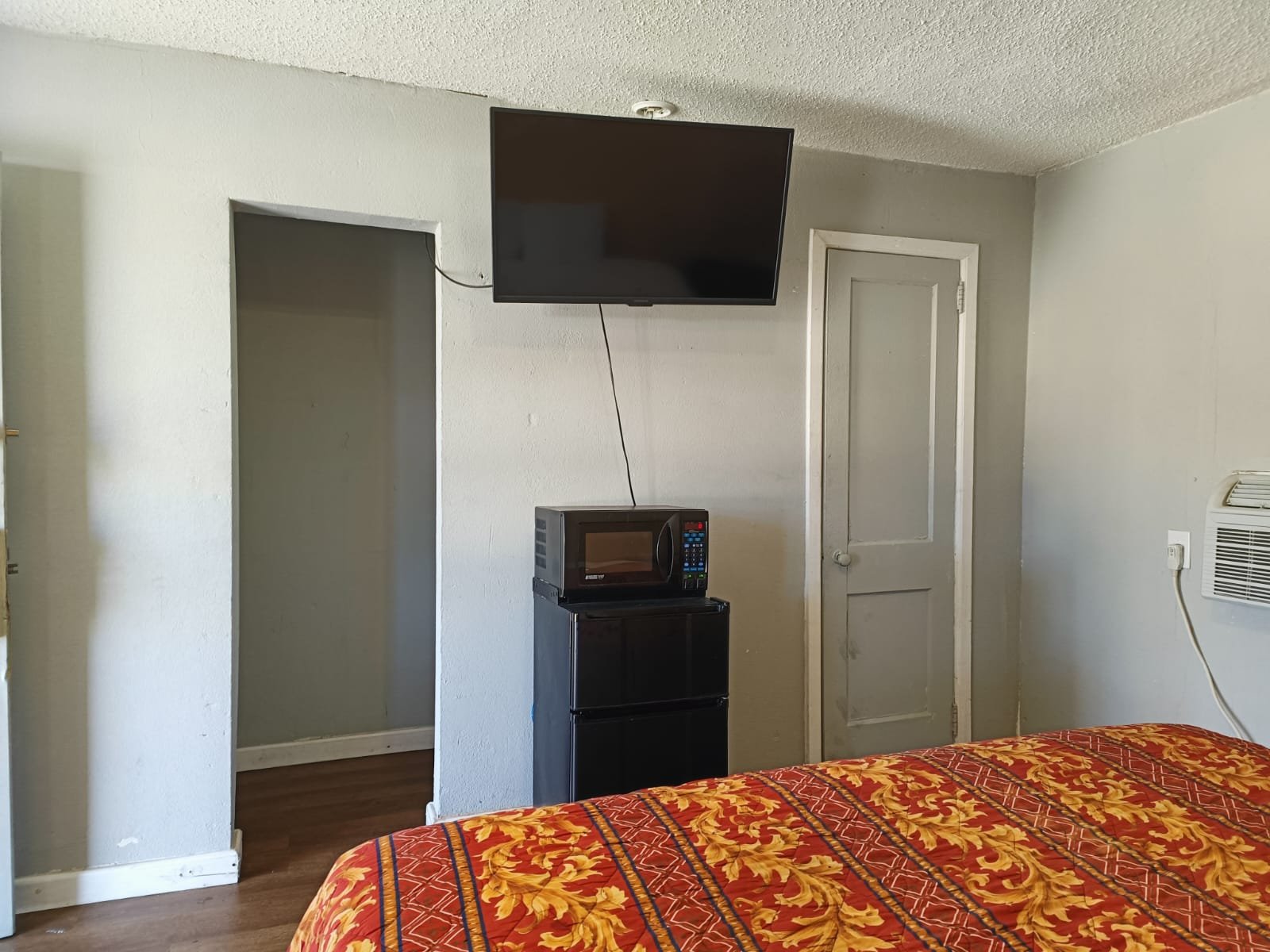 Crown Inn by OYO Orangeburg Hw-guestroom-Room.jpg