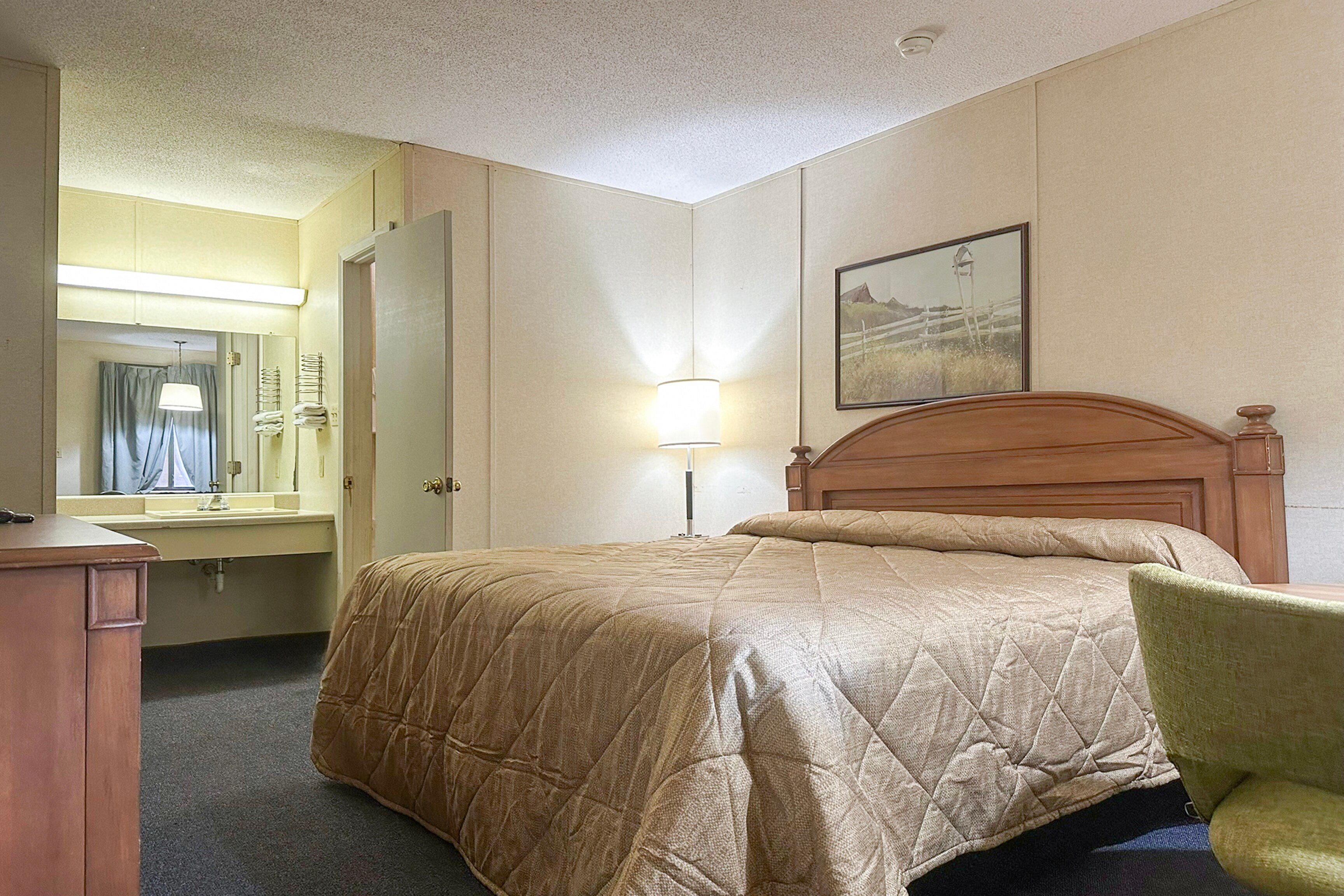 Louisville Inn by OYO Louisvil-guestroom-Room.jpg