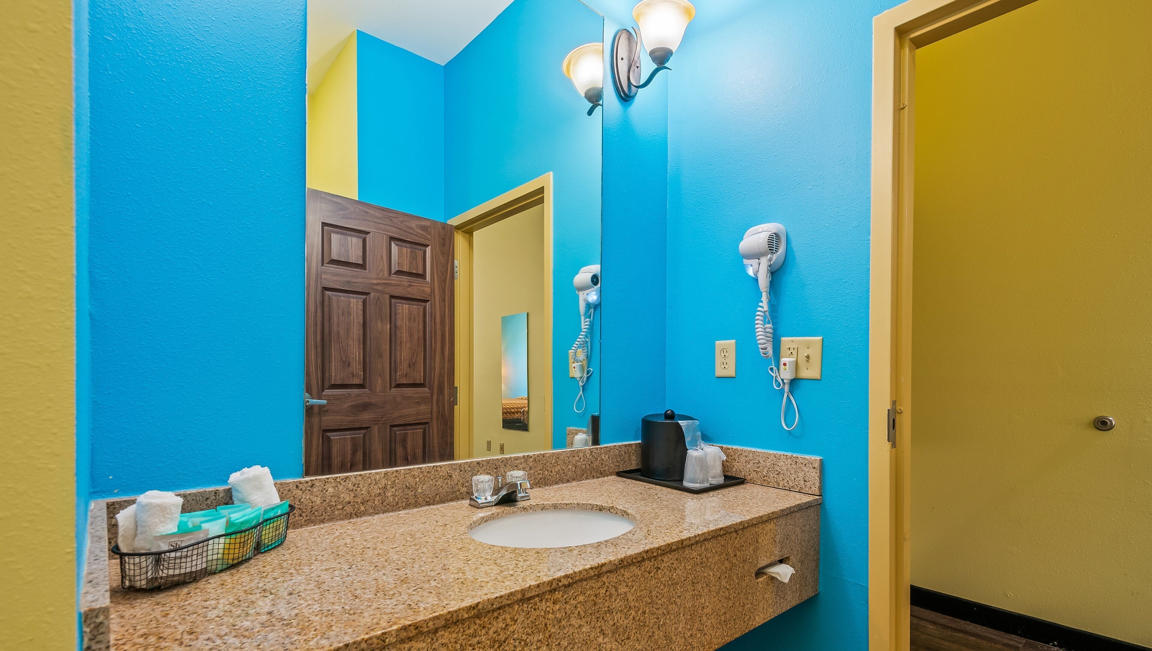 WILDWOOD INN-guestroom-Wildwood Inn Queens Standard Bathroom.jpg