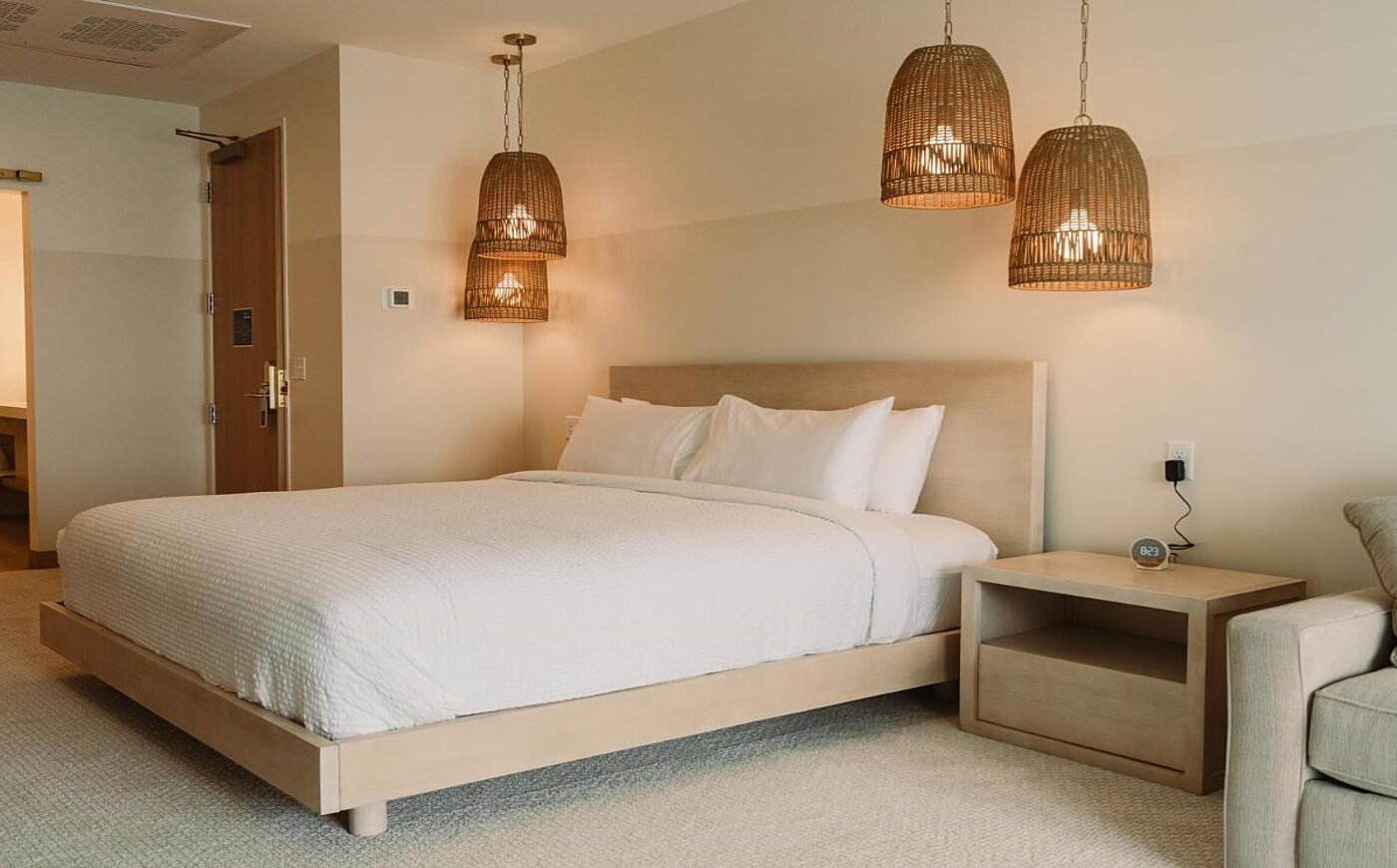 THE SHORELINE HOTEL-guestroom-LEI The Shoreline Queen bed.jpg