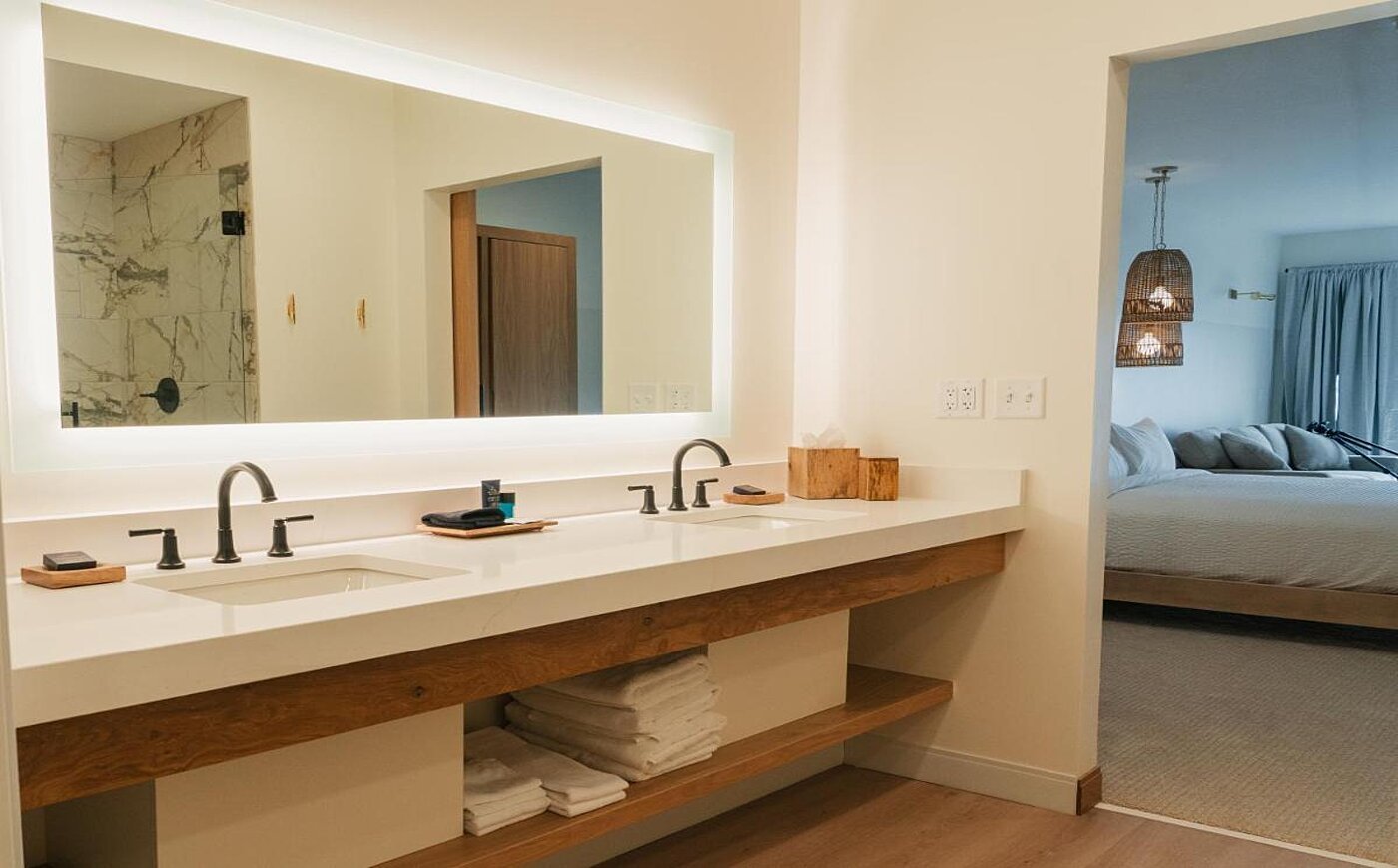 THE SHORELINE HOTEL-guestroom-LEI The Shoreline Guest Room Bath.jpg