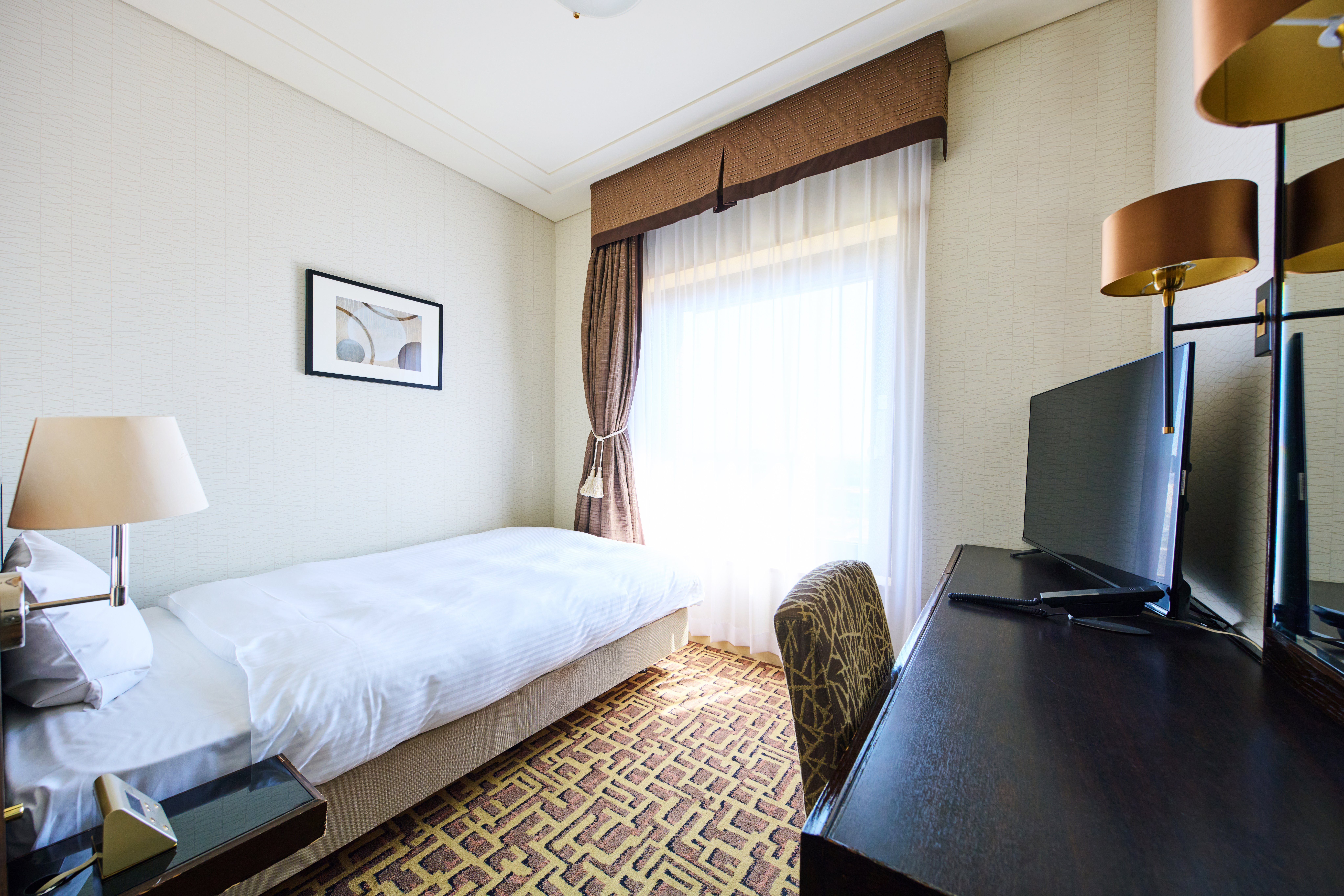 Okura Chiba Hotel-guestroom-Business Single.jpg