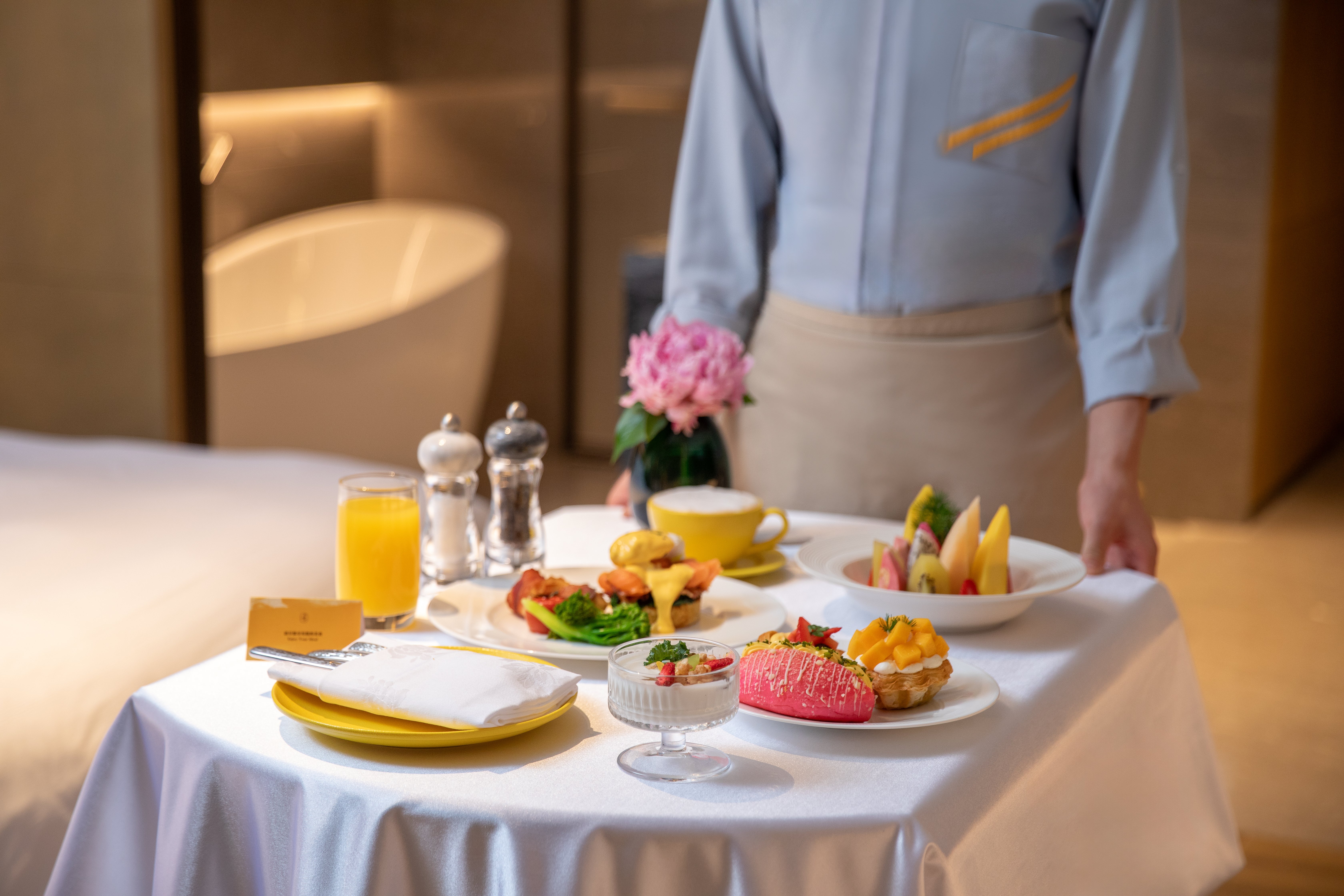 VOCO DADONGHAI-guestroom-Room Service.jpg