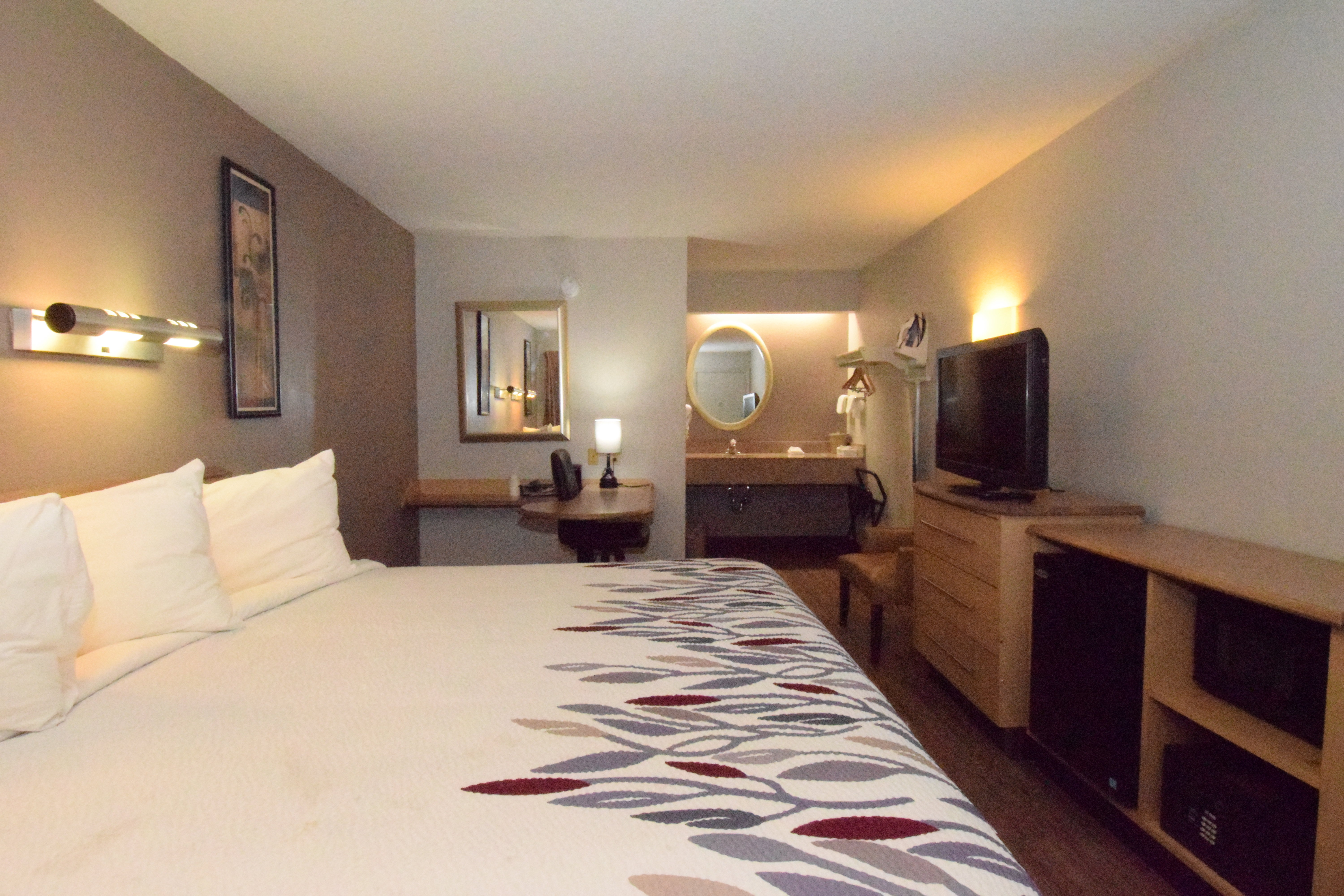 RED ROOF BUFFALO-HAMBURG/ I-90-guestroom-RRI NS Superior King Micro TEMP Approved NPKM.jpg